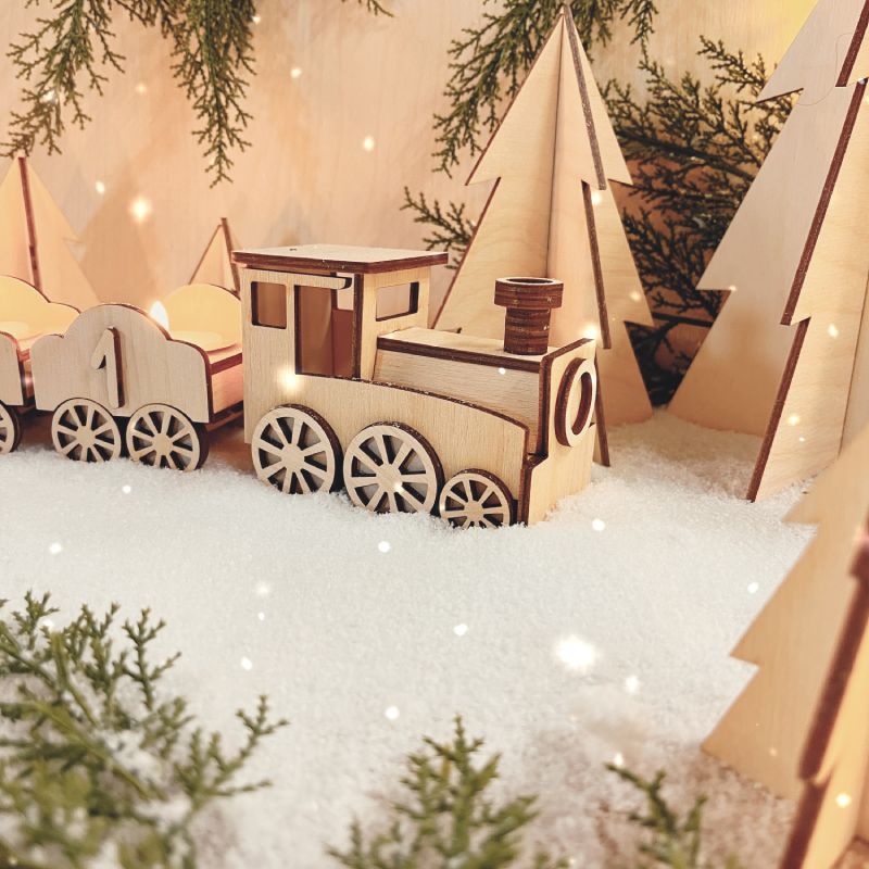 Weihnachtszug mit Wagons und Teelichtern