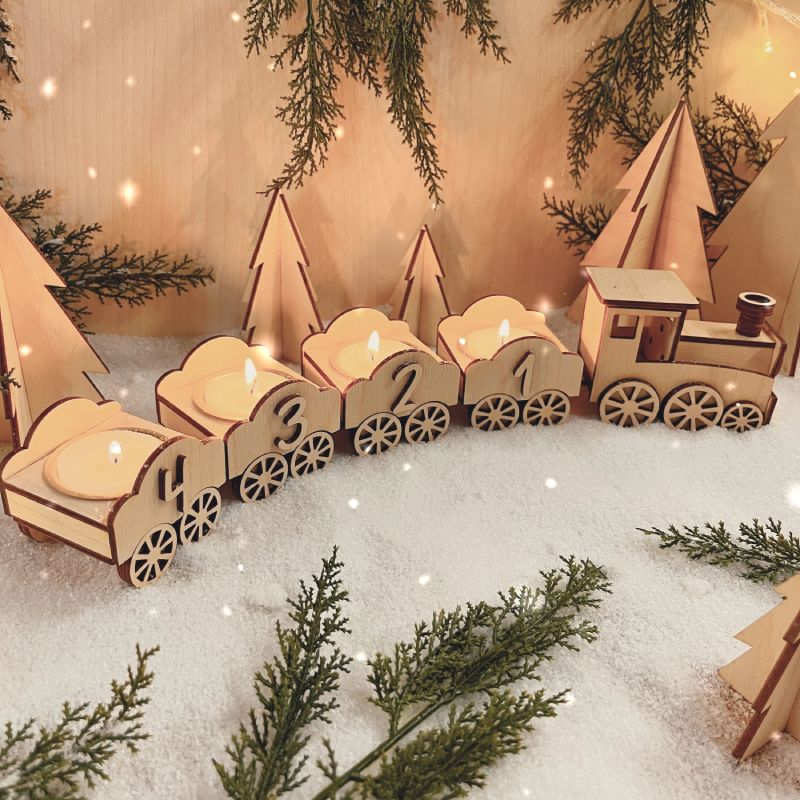 Weihnachtszug aus Holz mit Teelichtern