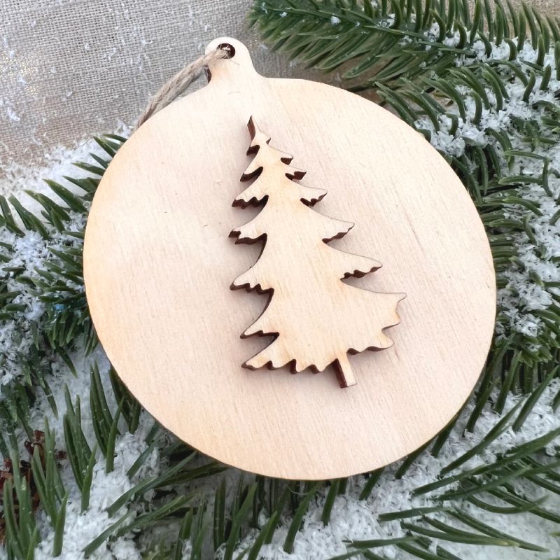 Weihnachtsbaumkugel aus Holz mit Tannenbaum Motiv