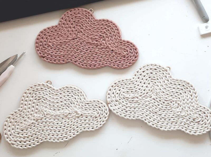 DIY Wolke aus Wolle und Holz gehaekelt