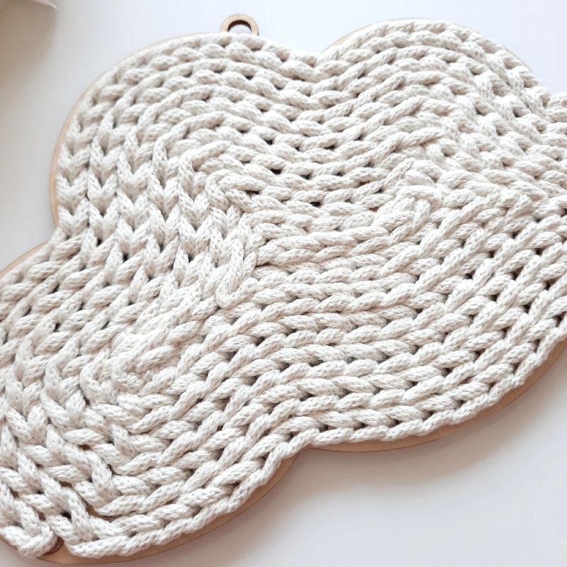 DIY Wolke aus Holz gehaekelt