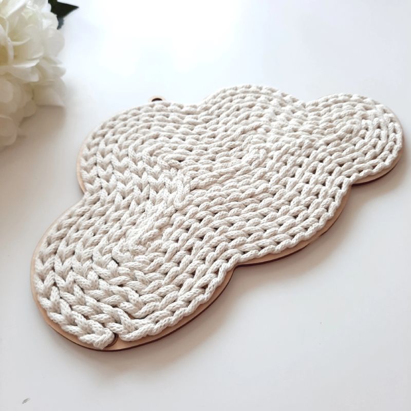 DIY Wolke aus Holz gehaekelt