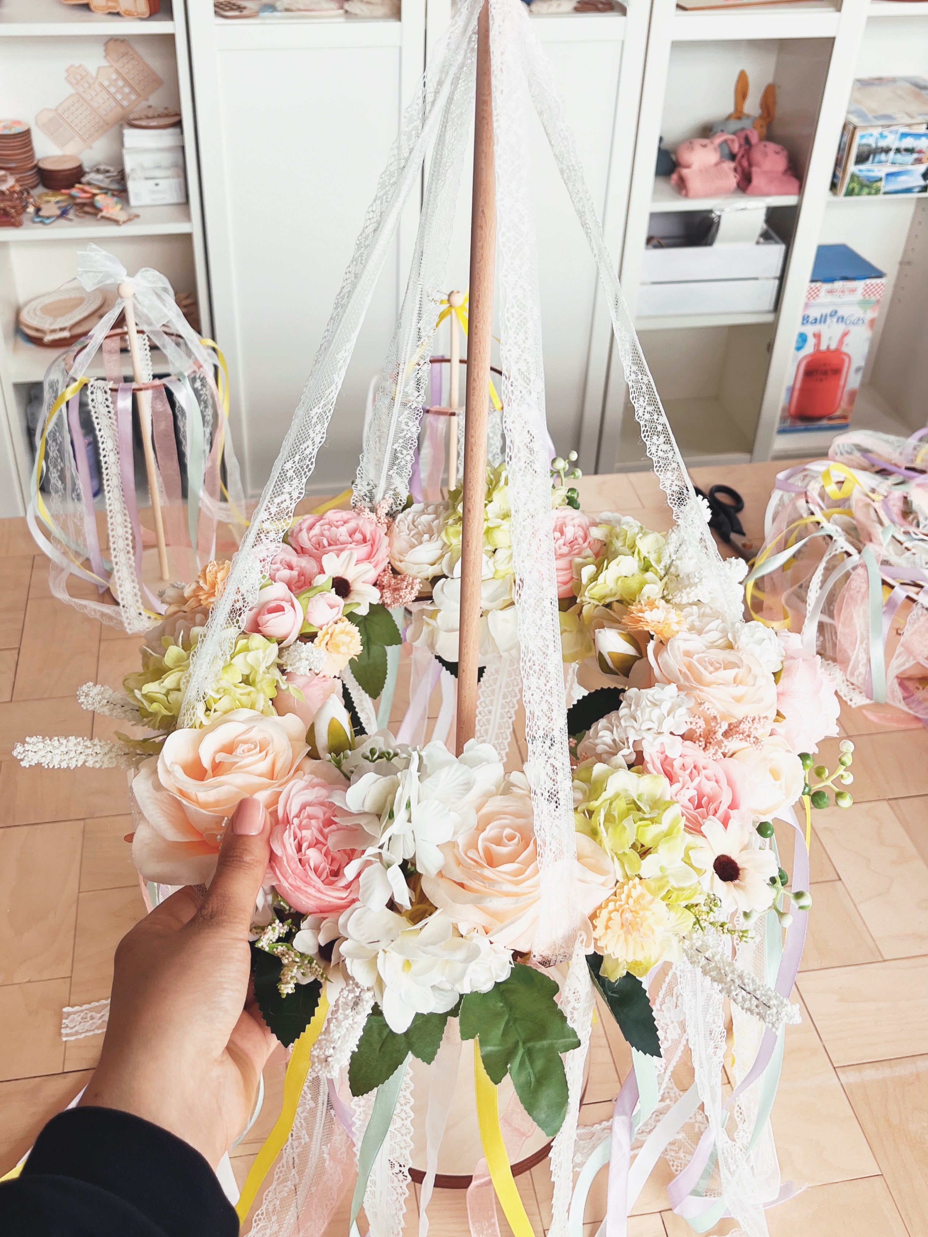 Großer Blumenkranz mit Halterung