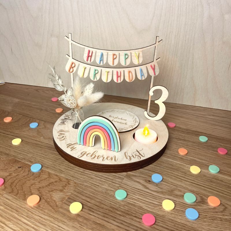 Geburtstagsteller mit bunter Wimpelkette und Teelicht