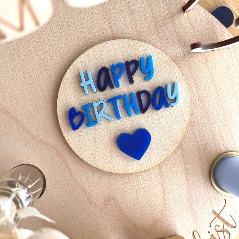 Geburtstagsteller mit blauem Happy Birthday Schild