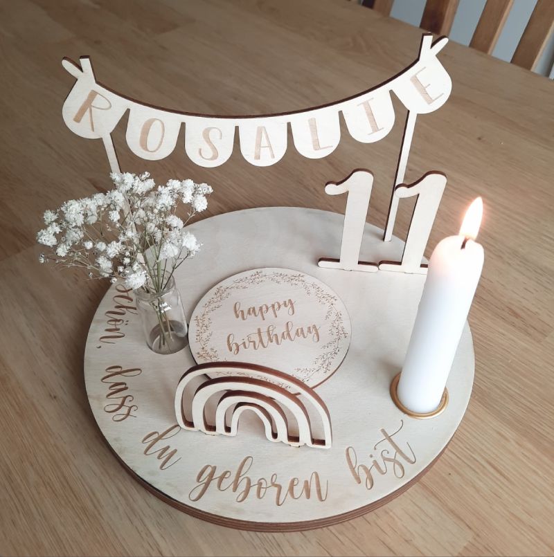 Personalisierter Geburtstagsteller mit Wimpelkette und Kerze