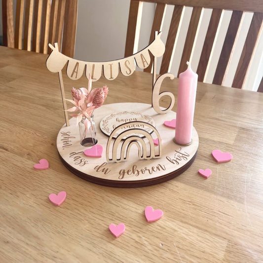 Personalisierter Geburtstagsteller aus Holz mit rosa Herzen