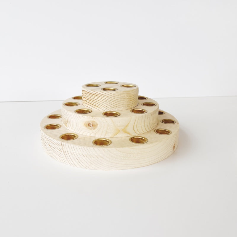 Geburtstagstorte aus Fichtenholz mit Kerzentüllen und Modulsteckern