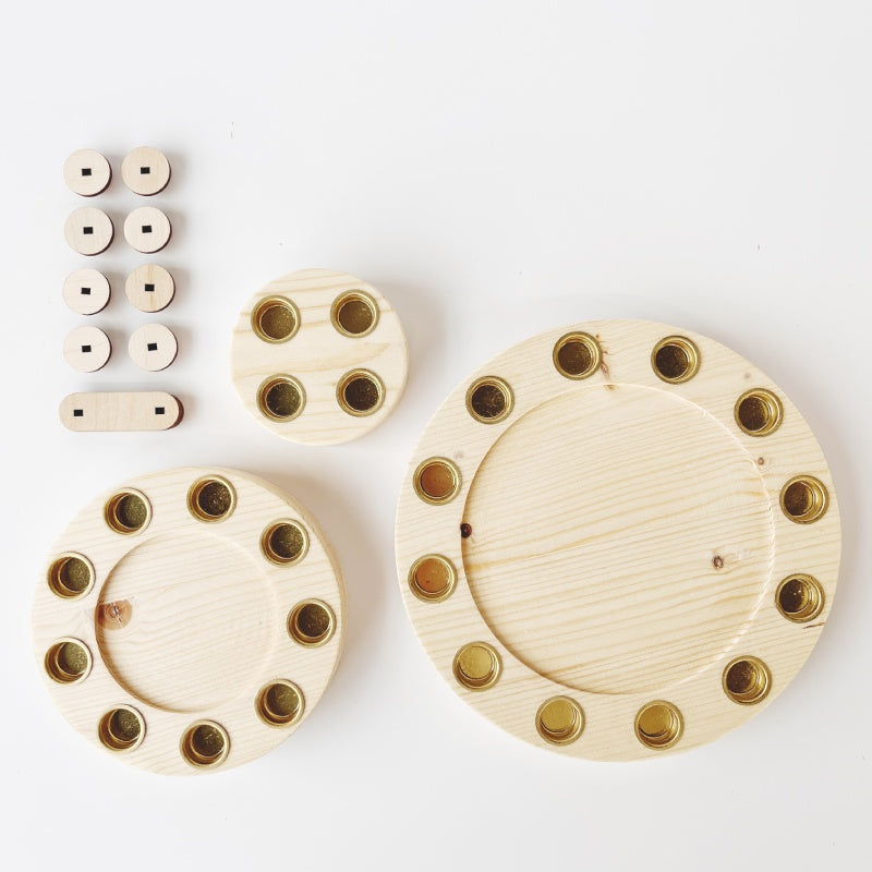 Geburtstagstorte aus Fichtenholz mit Kerzentüllen und Modulsteckern