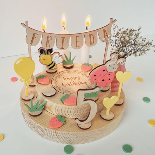 Geburtstagsorte aus Fichtenholz mit Wimpelkette und Motivsteckern