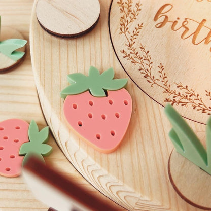 Geburtstagsorte aus Fichtenholz mit Erdbeer Motivstecker