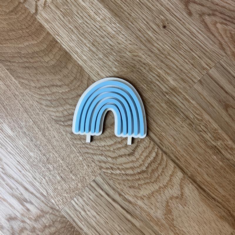 Motivstecker Regenbogen in hellblau für Geburtstagsteller