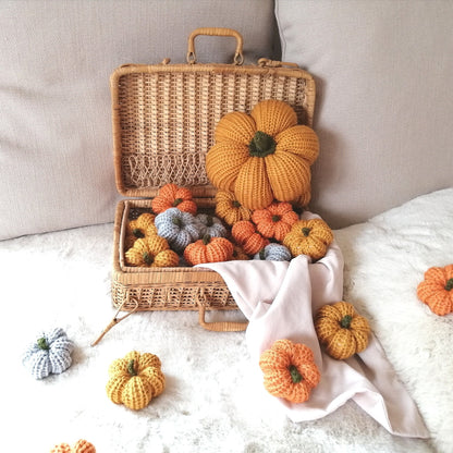 Kürbisse gestrickt Wohndekor Herbst Kürbis Deko Pumpkin decoration autumn fall knitted pumpkins