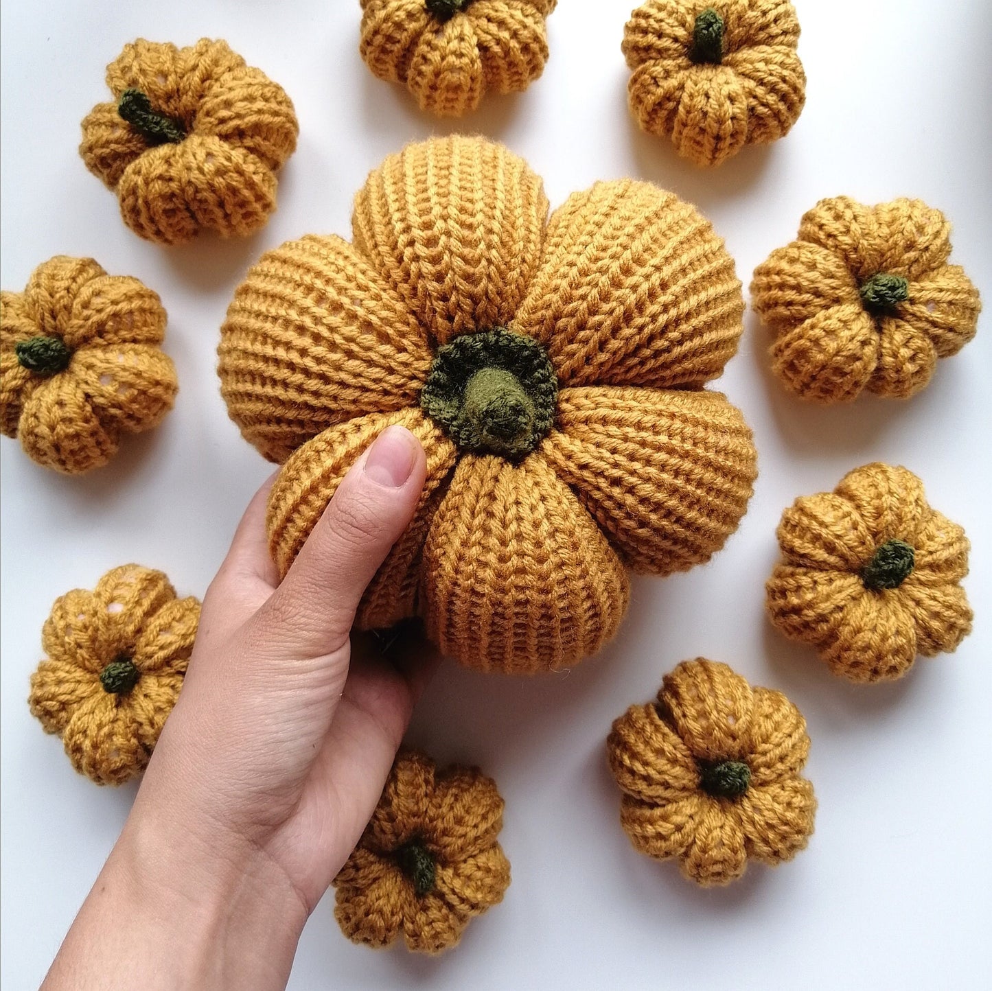 Kürbisse gestrickt Wohndekor Herbst Kürbis Deko Pumpkin decoration autumn fall knitted pumpkins