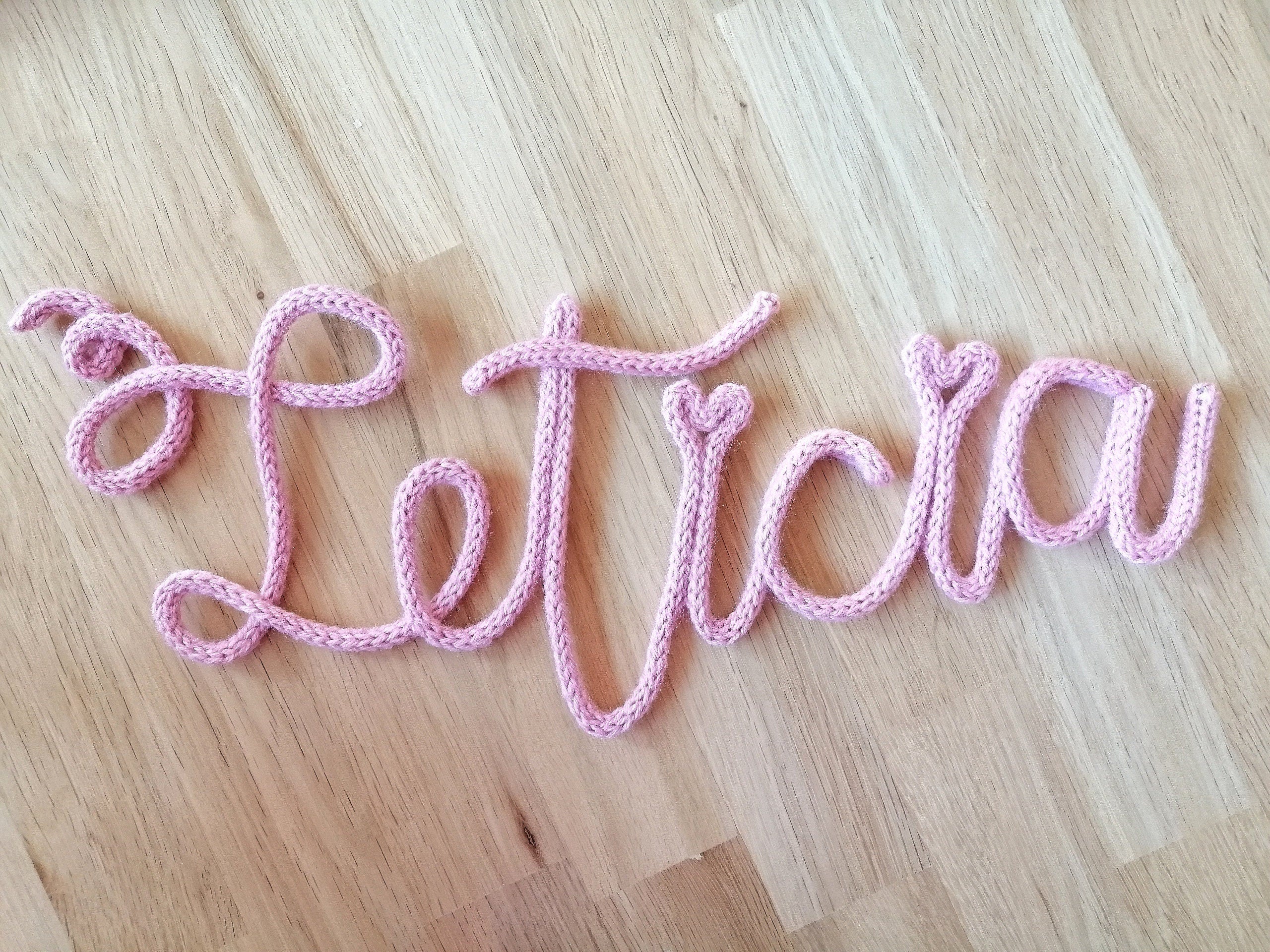 Textiler personalisierter Schriftzug aus Draht und Wolle, hello, Strickwort, Wanddeko, Namensschild Kinderzimmer, Türschild Baby, Drahtwort