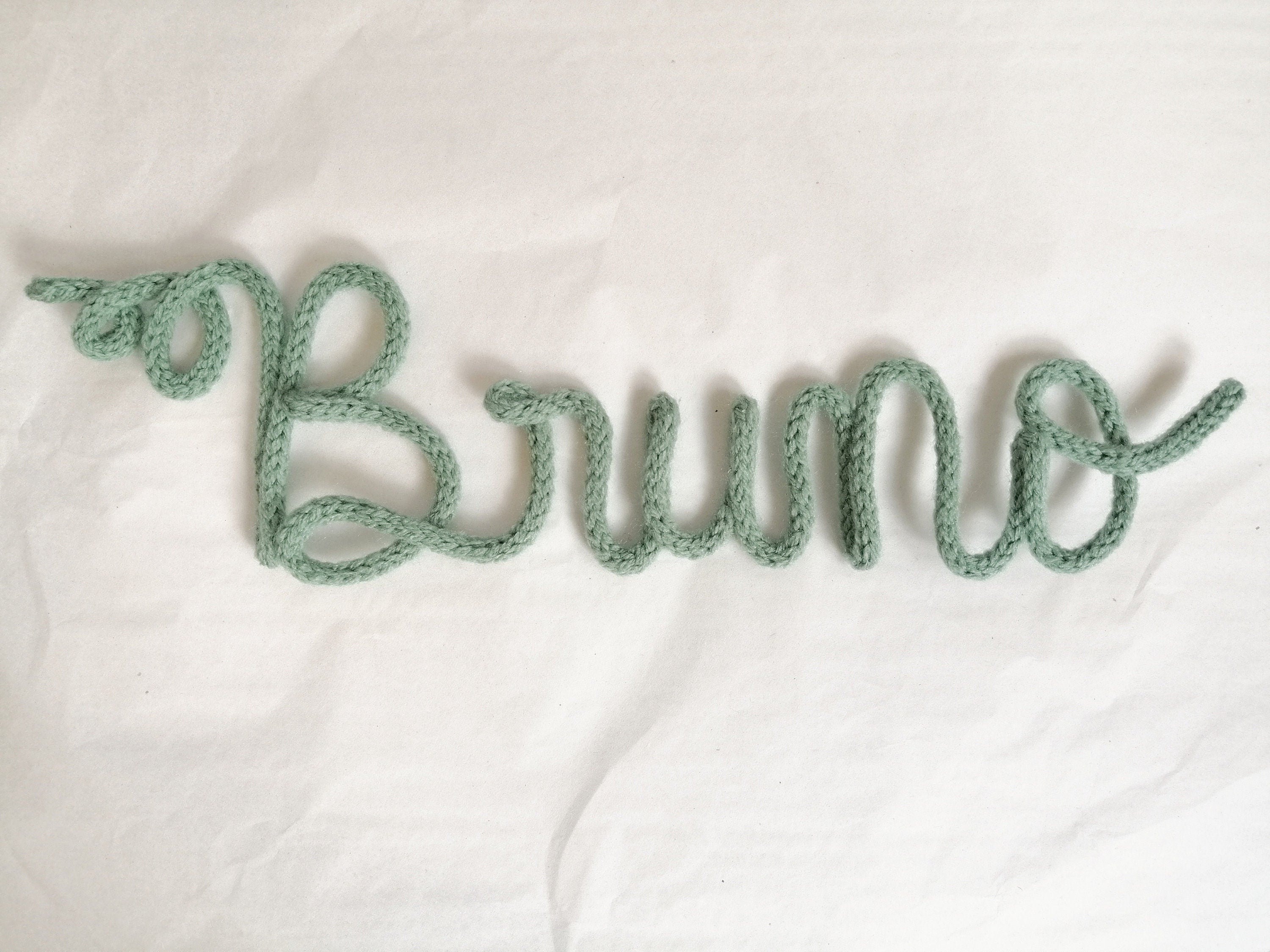 Textiler personalisierter Schriftzug aus Draht und Wolle, hello, Strickwort, Wanddeko, Namensschild Kinderzimmer, Türschild Baby, Drahtwort