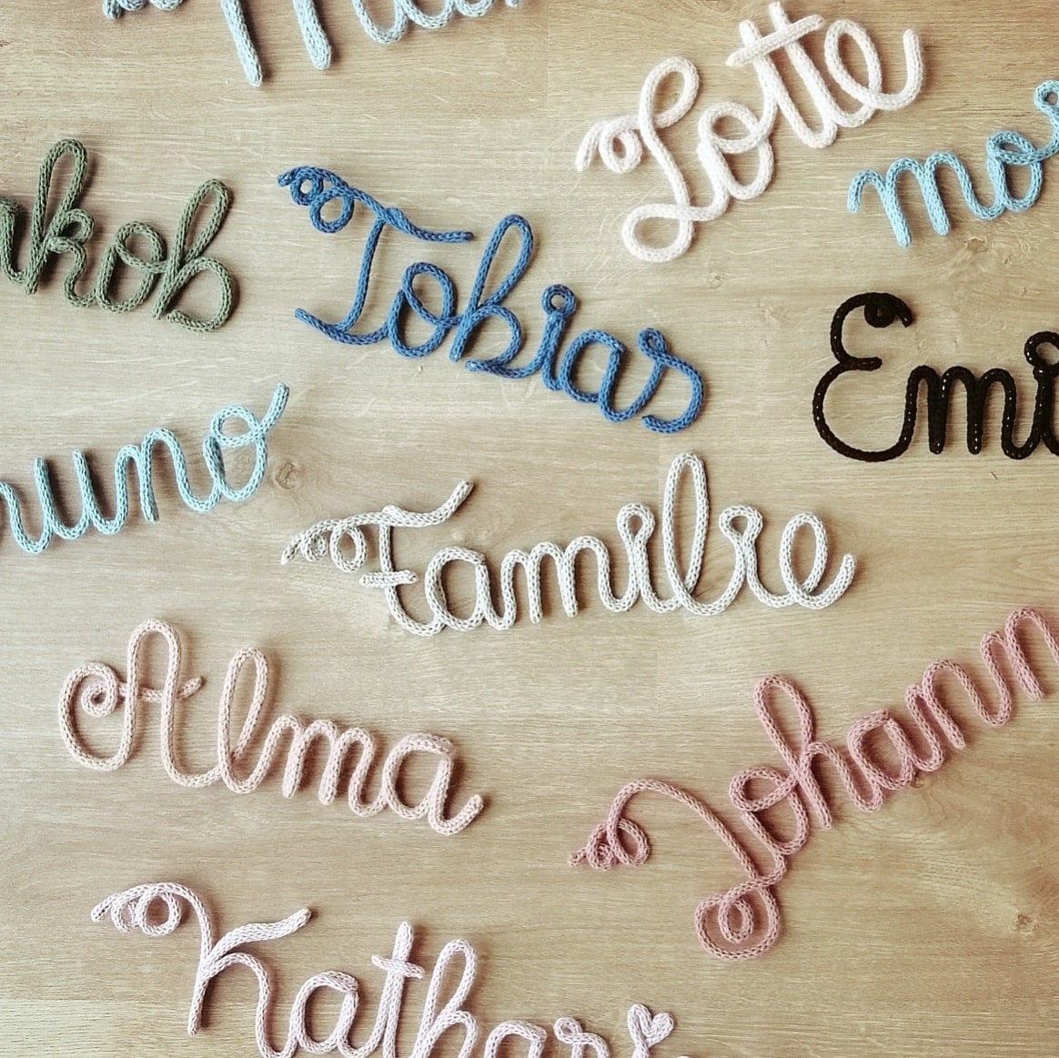 Textiler personalisierter Schriftzug aus Draht und Wolle, hello, Strickwort, Wanddeko, Namensschild Kinderzimmer, Türschild Baby, Drahtwort