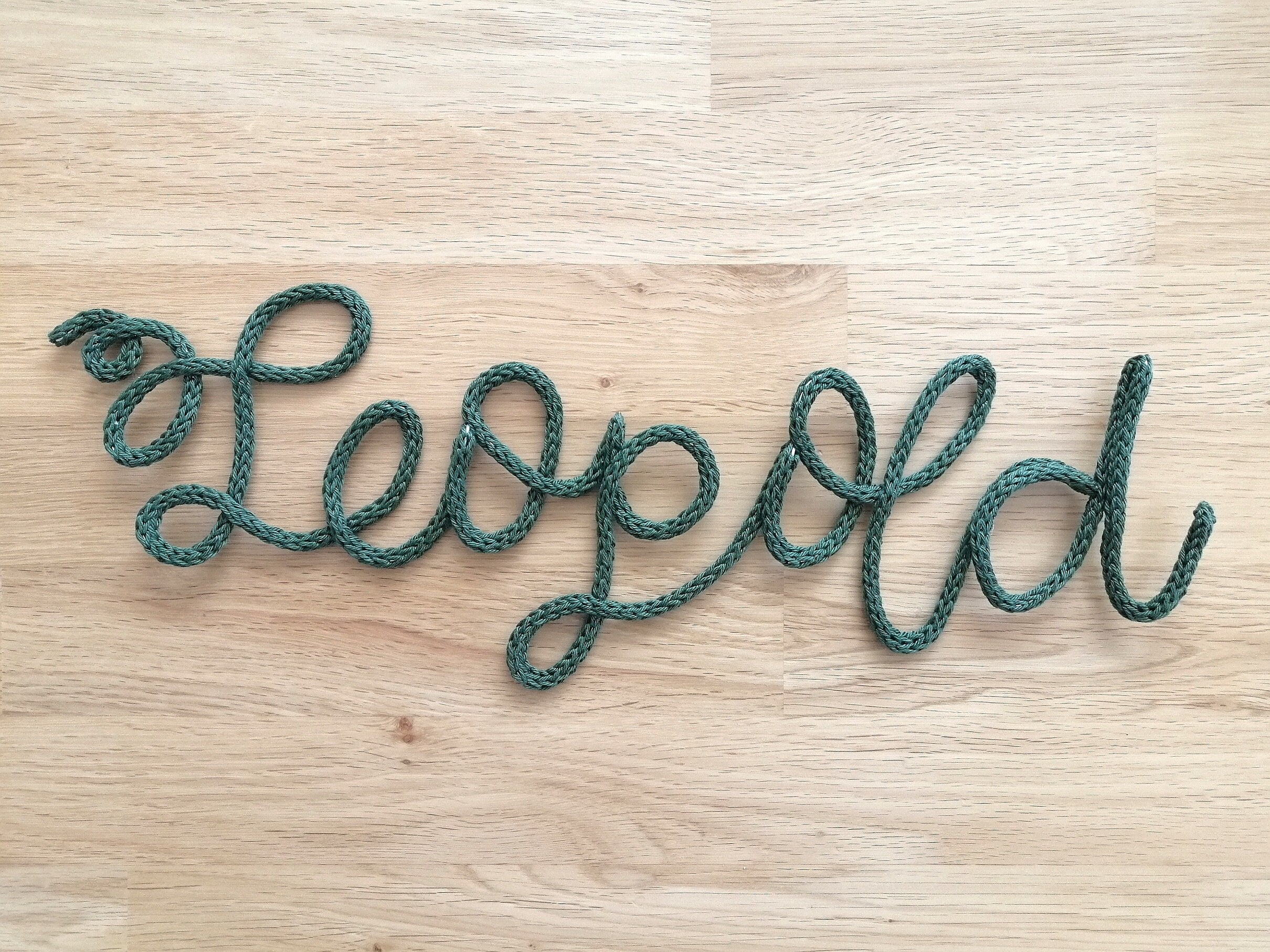 Textiler personalisierter Schriftzug aus Draht und Wolle, hello, Strickwort, Wanddeko, Namensschild Kinderzimmer, Türschild Baby, Drahtwort