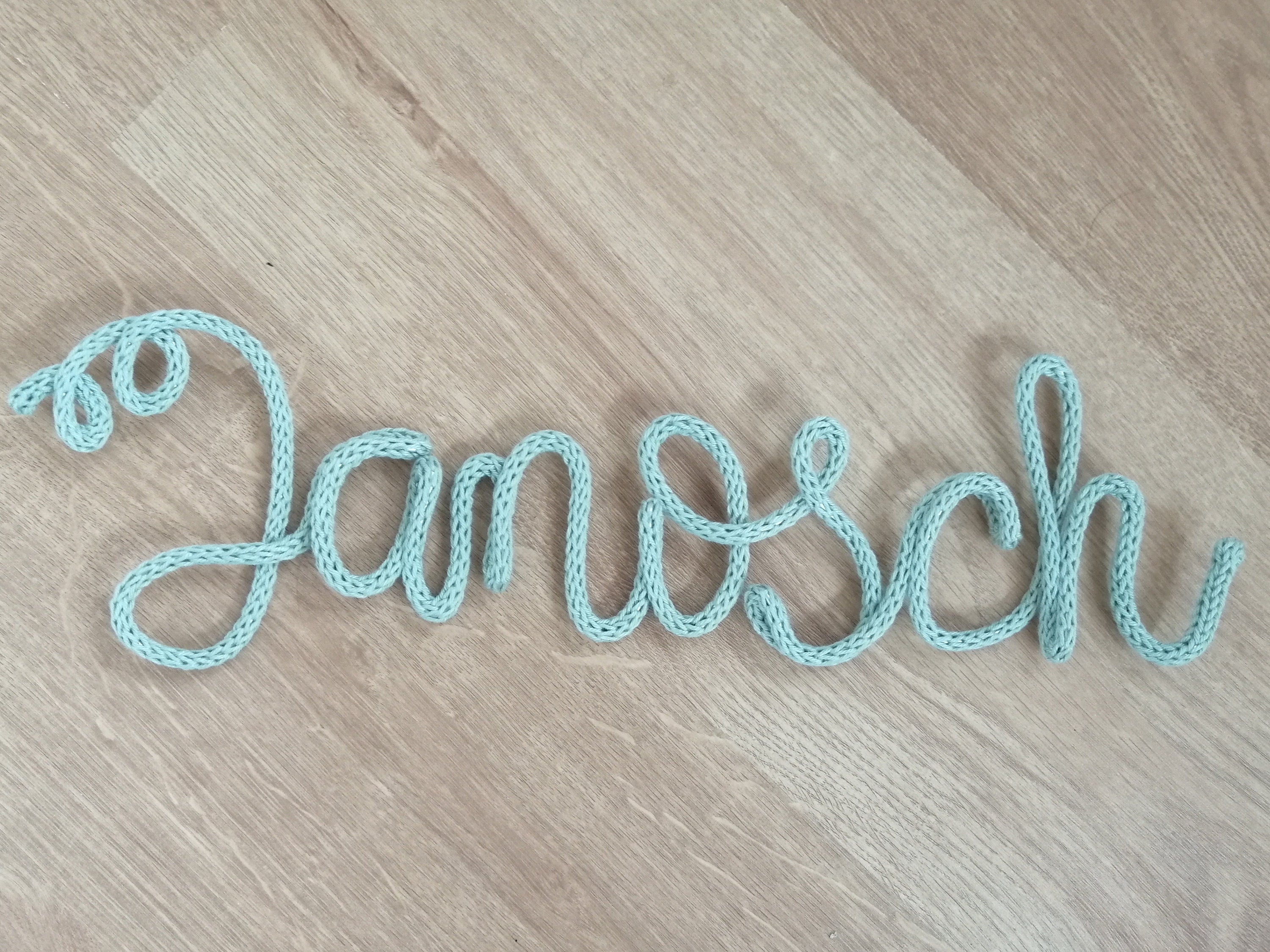 Textiler personalisierter Schriftzug aus Draht und Wolle, hello, Strickwort, Wanddeko, Namensschild Kinderzimmer, Türschild Baby, Drahtwort