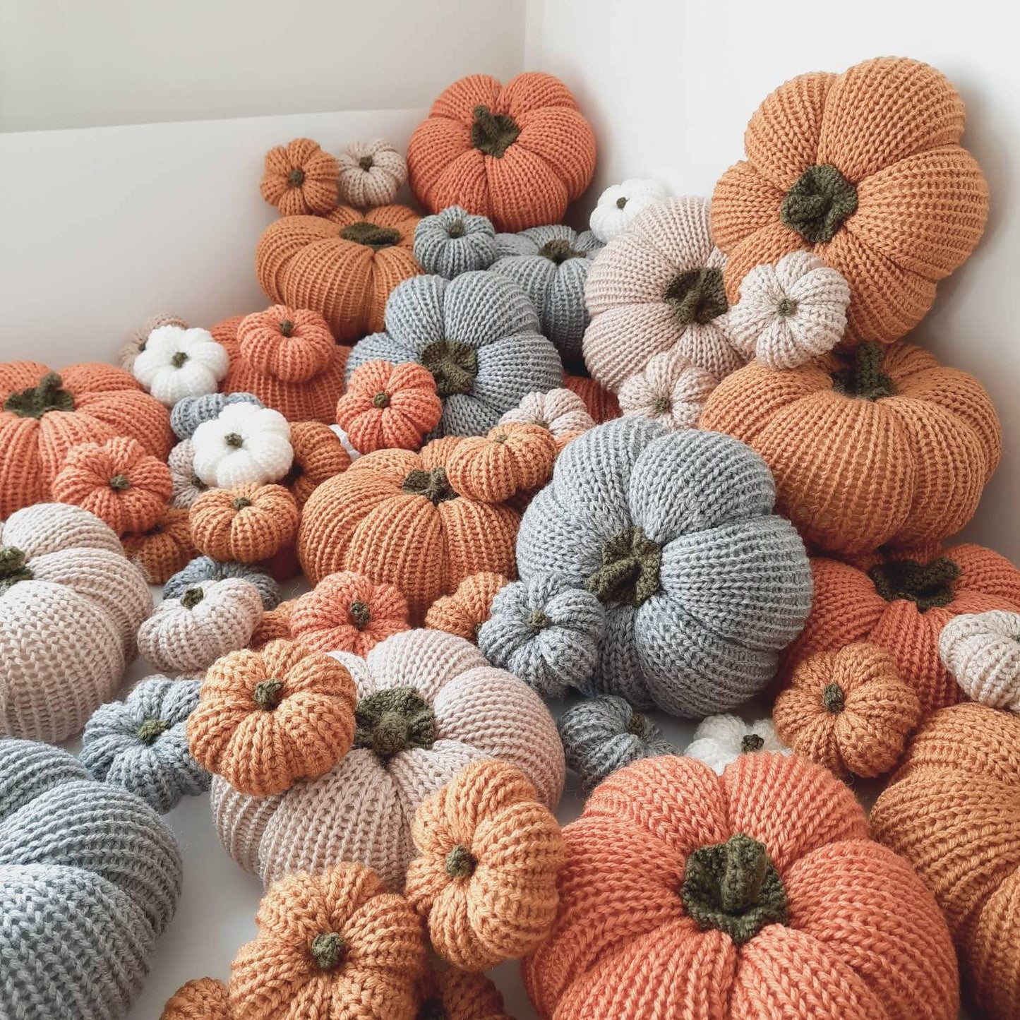 Kürbisse gestrickt Wohndekor Herbst Kürbis Deko Pumpkin decoration autumn fall knitted pumpkins