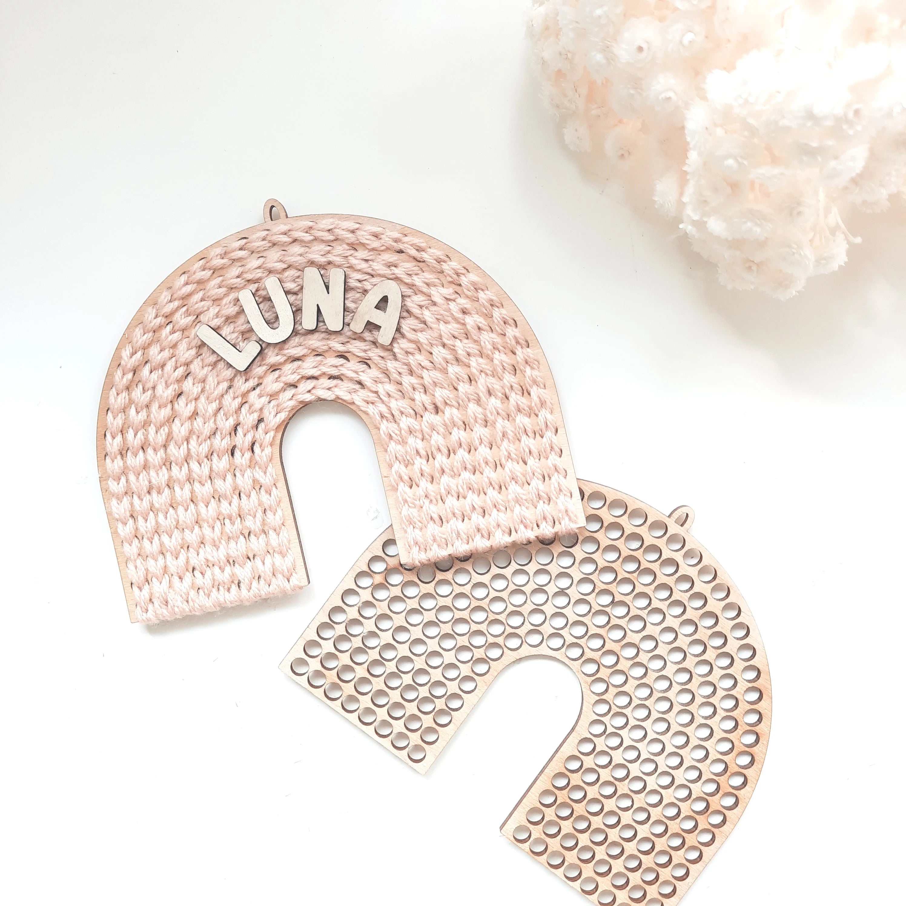 Holzregenbogen gehäkelt, Regenbogen aus Holz und Wolle, Regenbogen Holzrohling