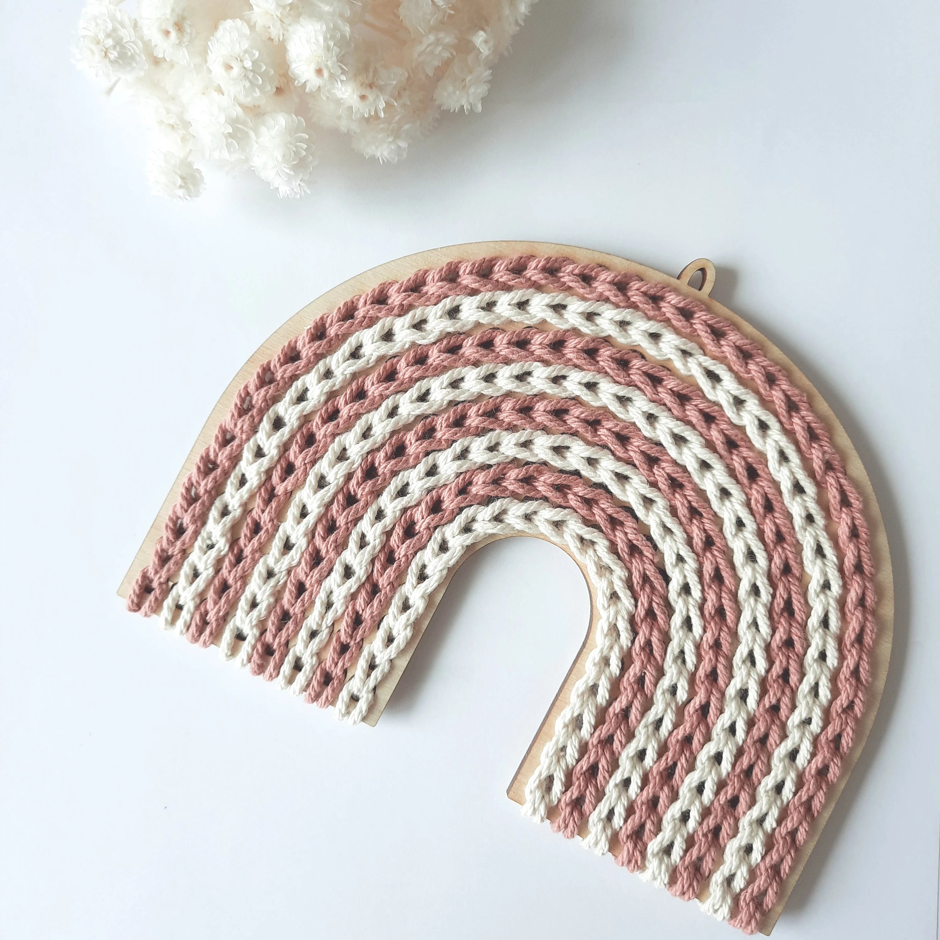 Holzregenbogen gehäkelt, Regenbogen aus Holz und Wolle, Regenbogen Holzrohling