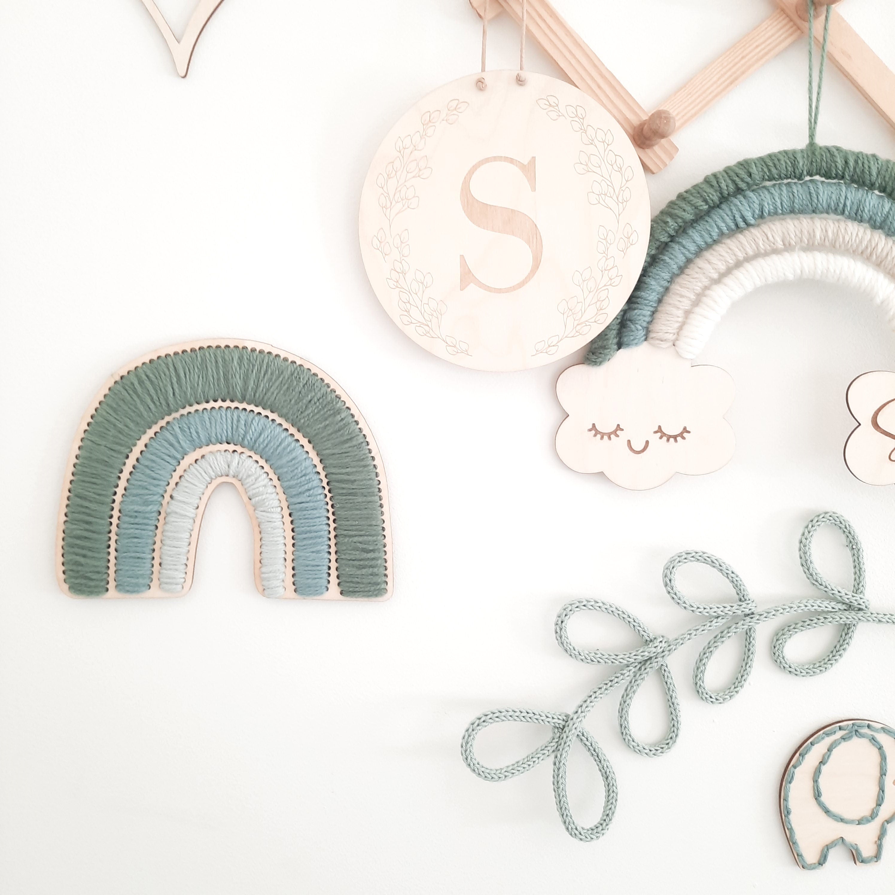 Holzregenbogen gestickt, Regenbogen aus Holz und Wolle, Regenbogen Holzrohling