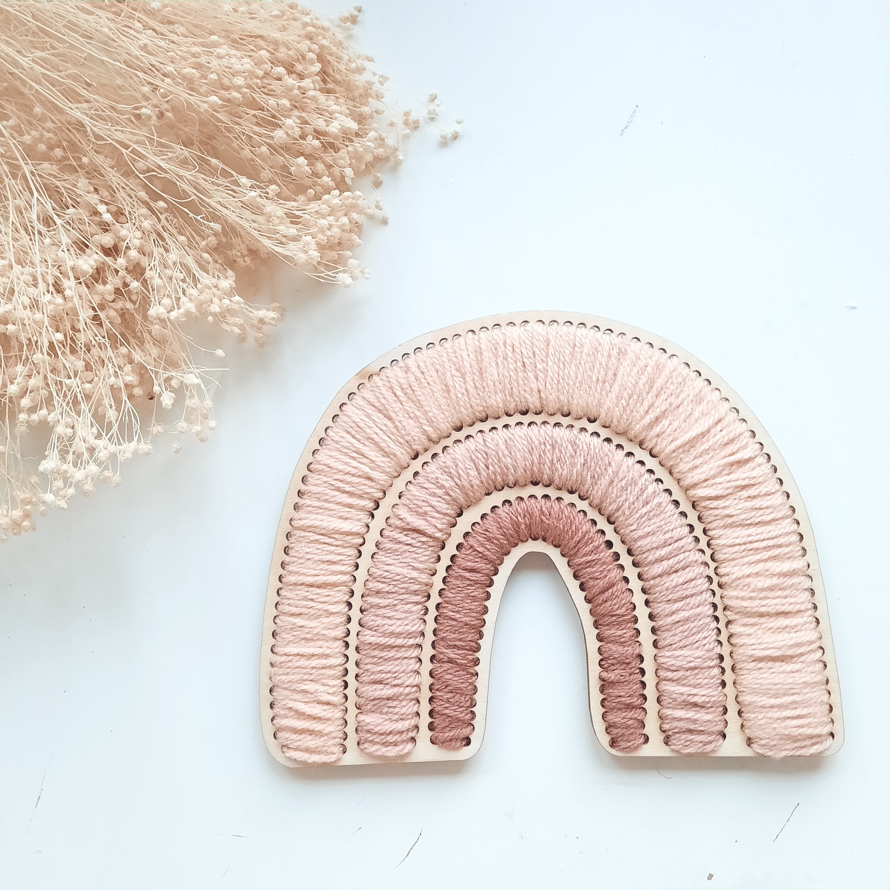 Holzregenbogen gestickt, Regenbogen aus Holz und Wolle, Regenbogen Holzrohling