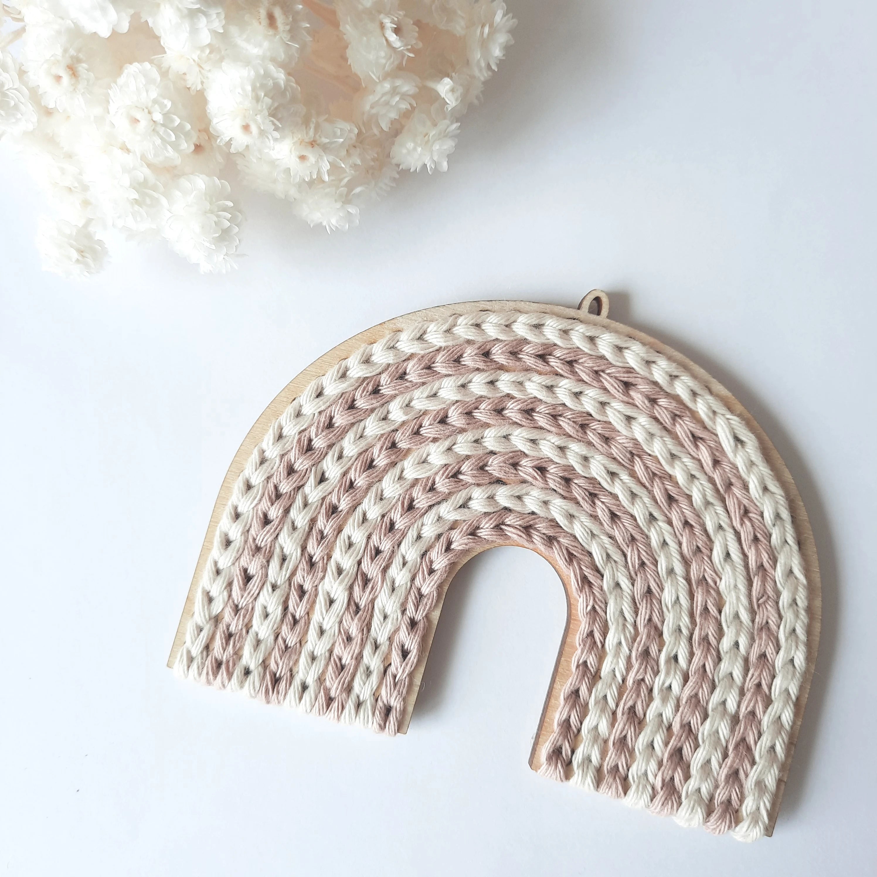 Holzregenbogen gehäkelt, Regenbogen aus Holz und Wolle, Regenbogen Holzrohling