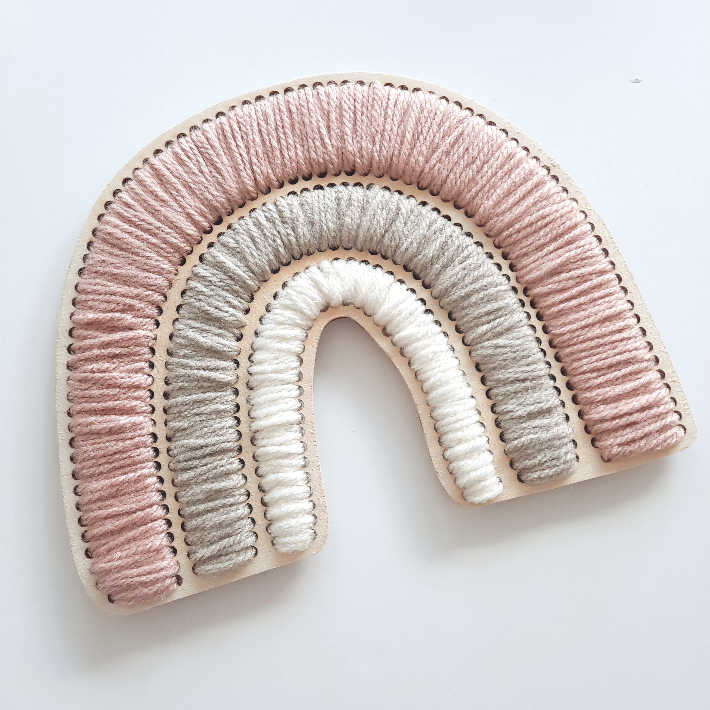 Holzregenbogen gestickt, Regenbogen aus Holz und Wolle, Regenbogen Holzrohling