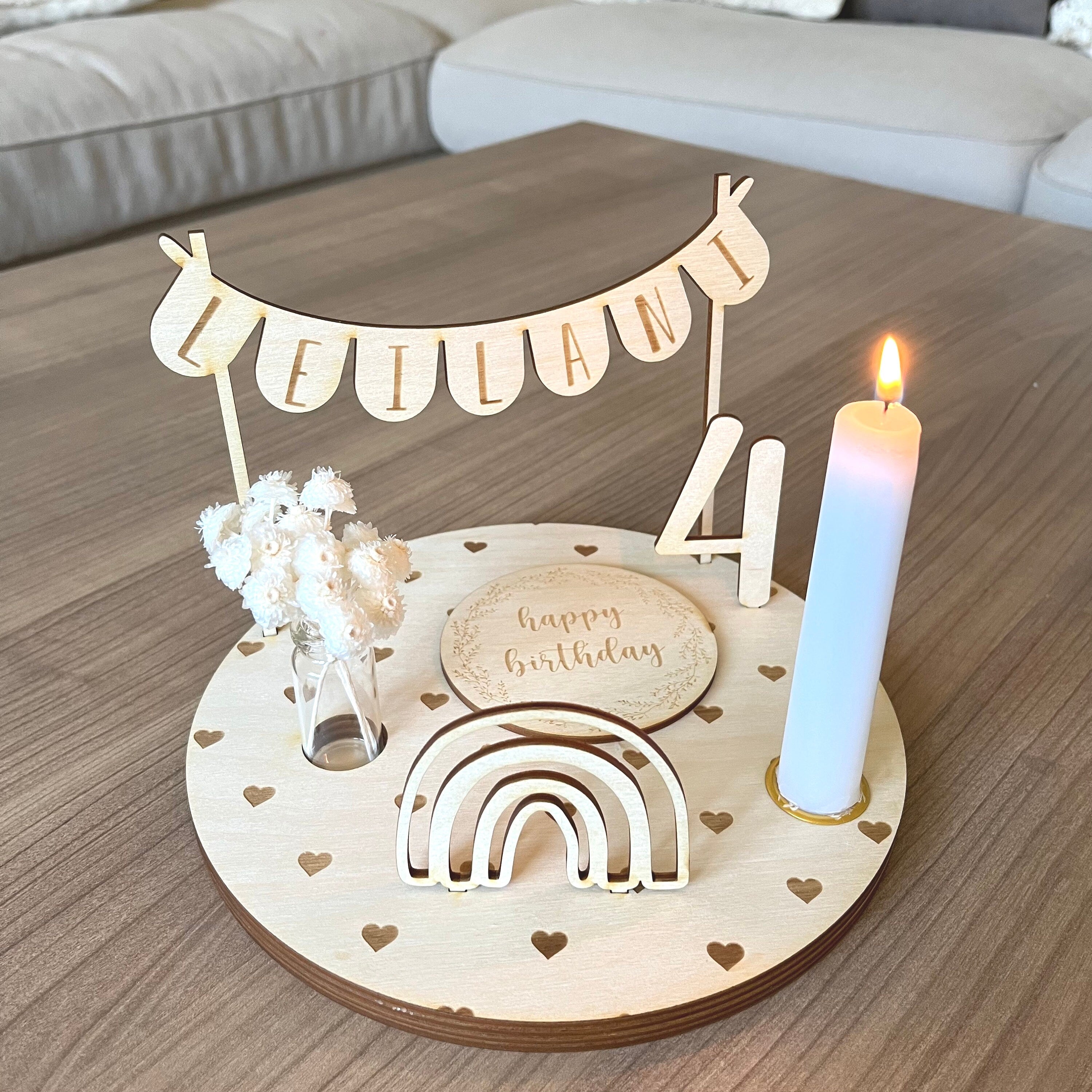 Personalisierter Geburtstagsteller mit Vase und Kerze und Herzen, Kerzenplatte, Geburtstagsbrettchen, Geburtstagskranz, Tischdeko