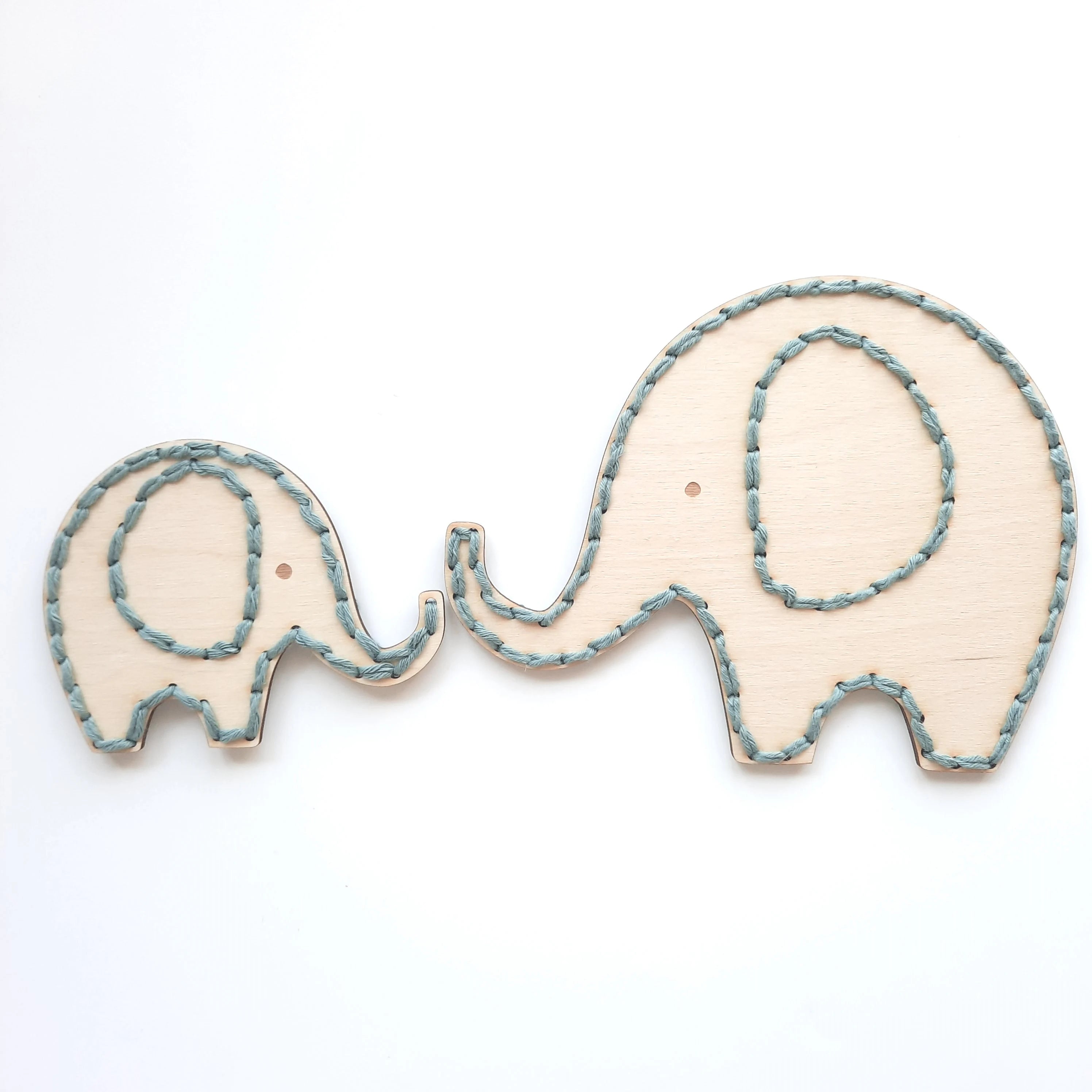 Holzelefant gestickt, Elefant aus Holz und Wolle, Elefant Holzrohling, Mama und Baby Elefant