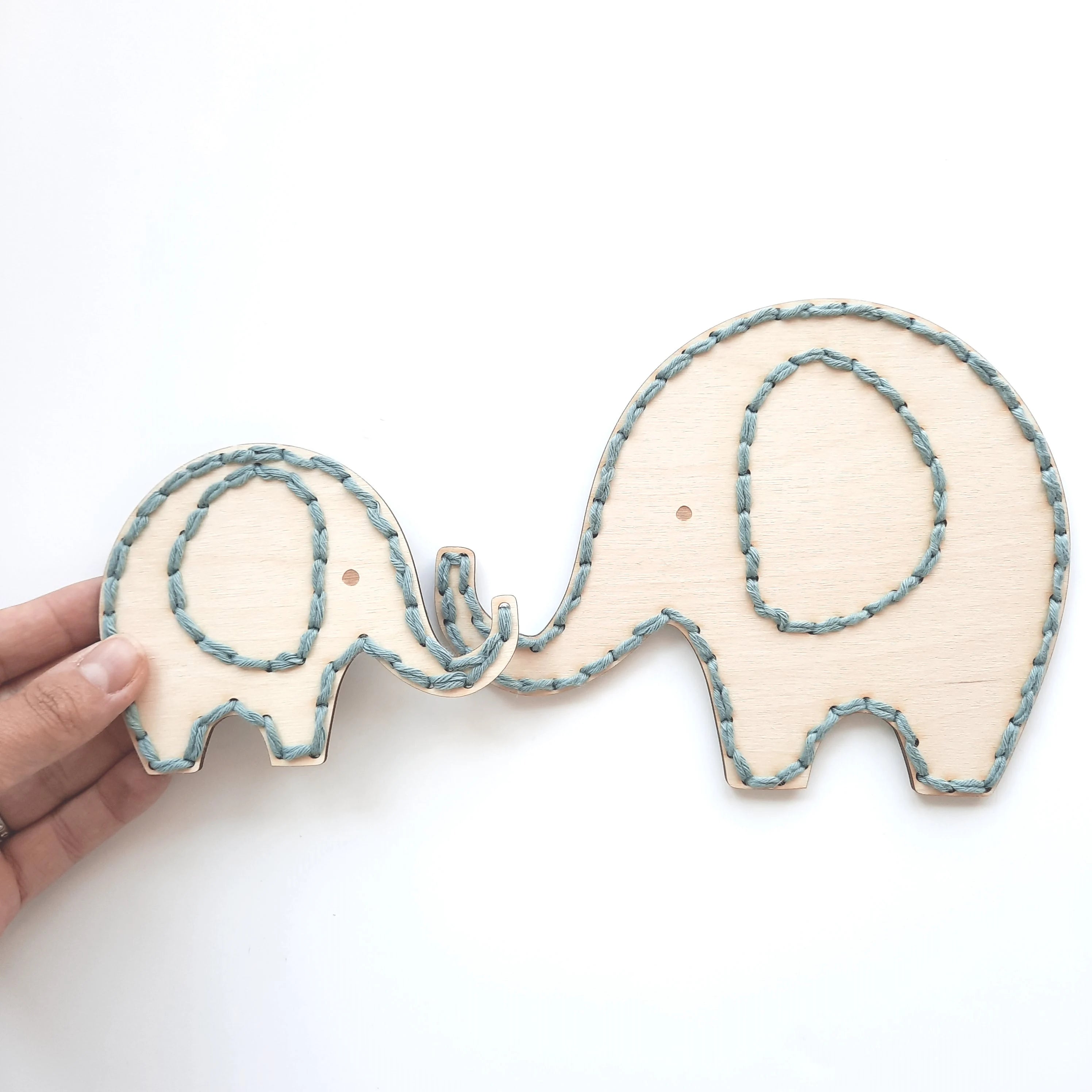 Holzelefant gestickt, Elefant aus Holz und Wolle, Elefant Holzrohling, Mama und Baby Elefant