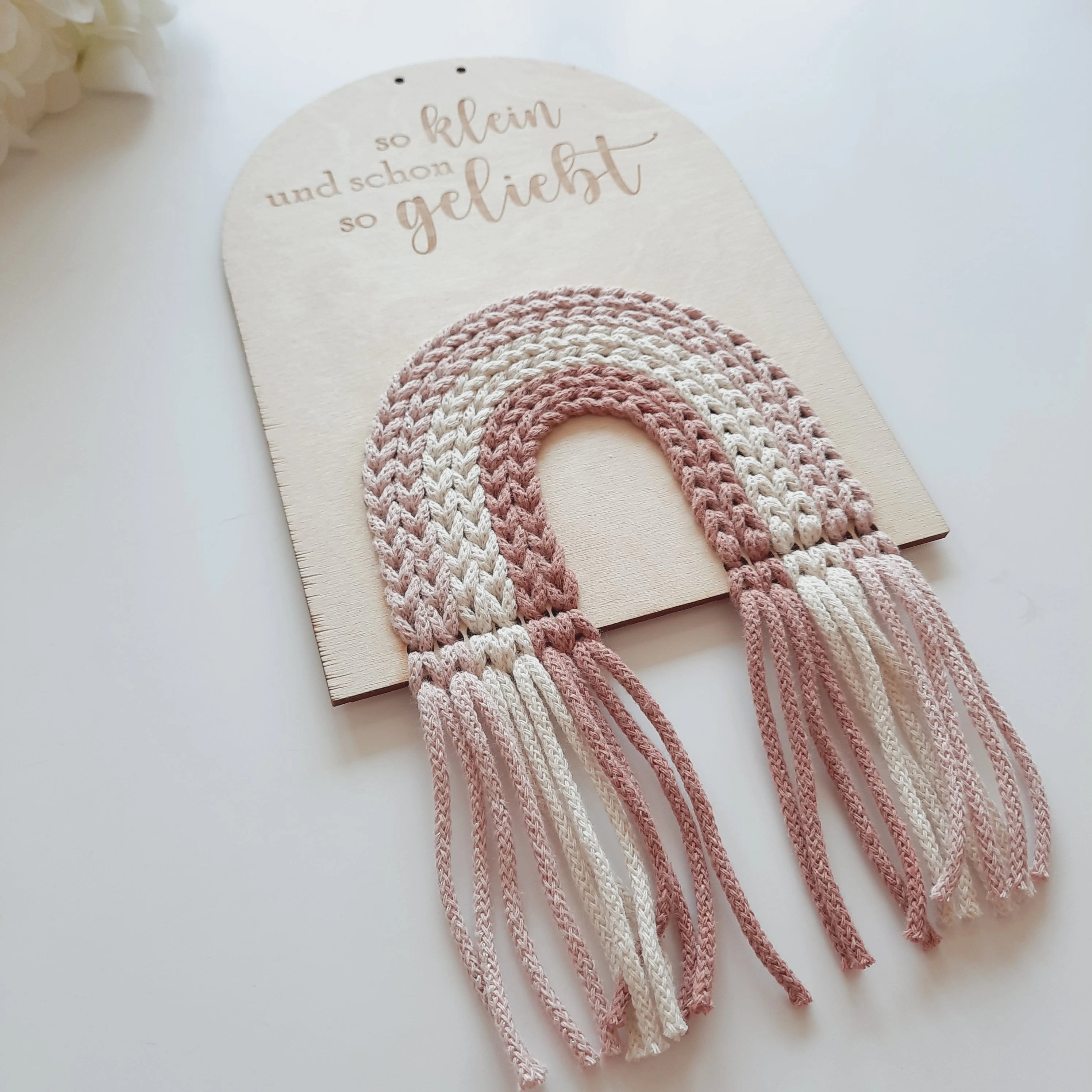 Holzregenbogen gehäkelt, Regenbogen aus Holz und Wolle, Regenbogen Holzrohling