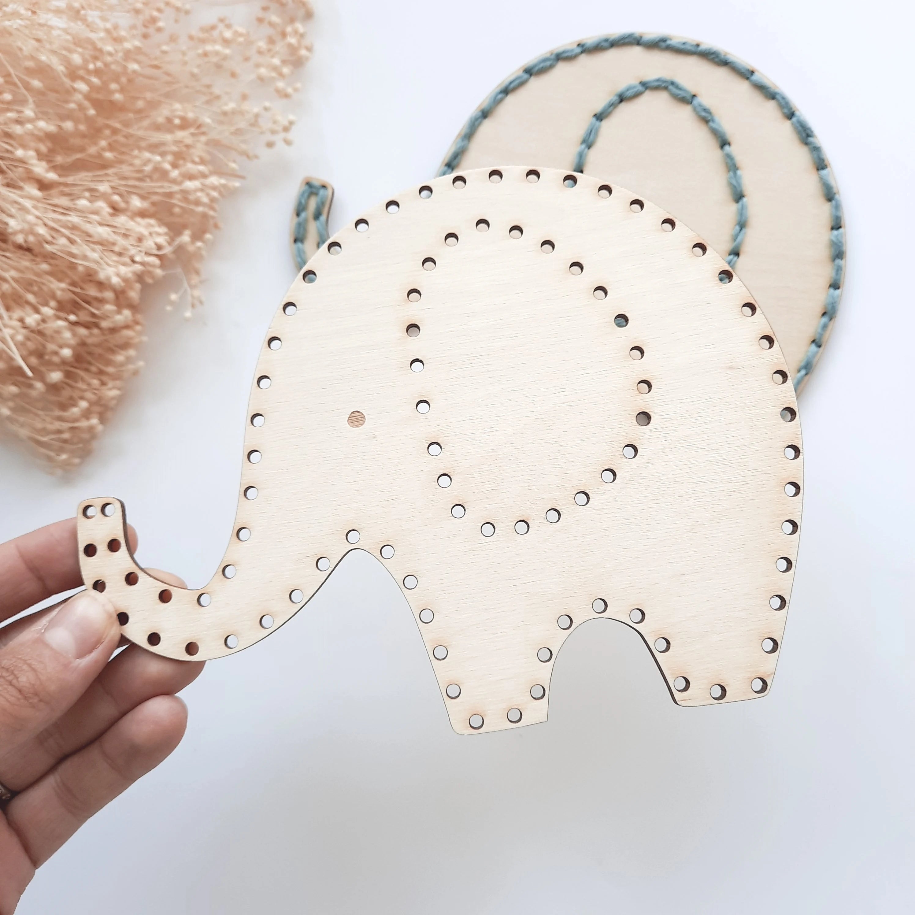 Holzelefant gestickt, Elefant aus Holz und Wolle, Elefant Holzrohling, Mama und Baby Elefant