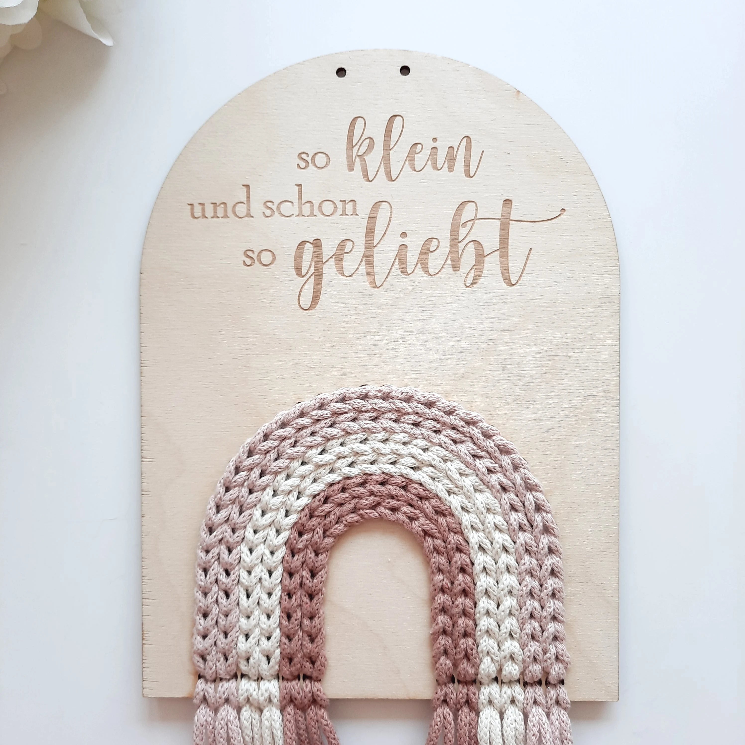 Holzregenbogen gehäkelt, Regenbogen aus Holz und Wolle, Regenbogen Holzrohling