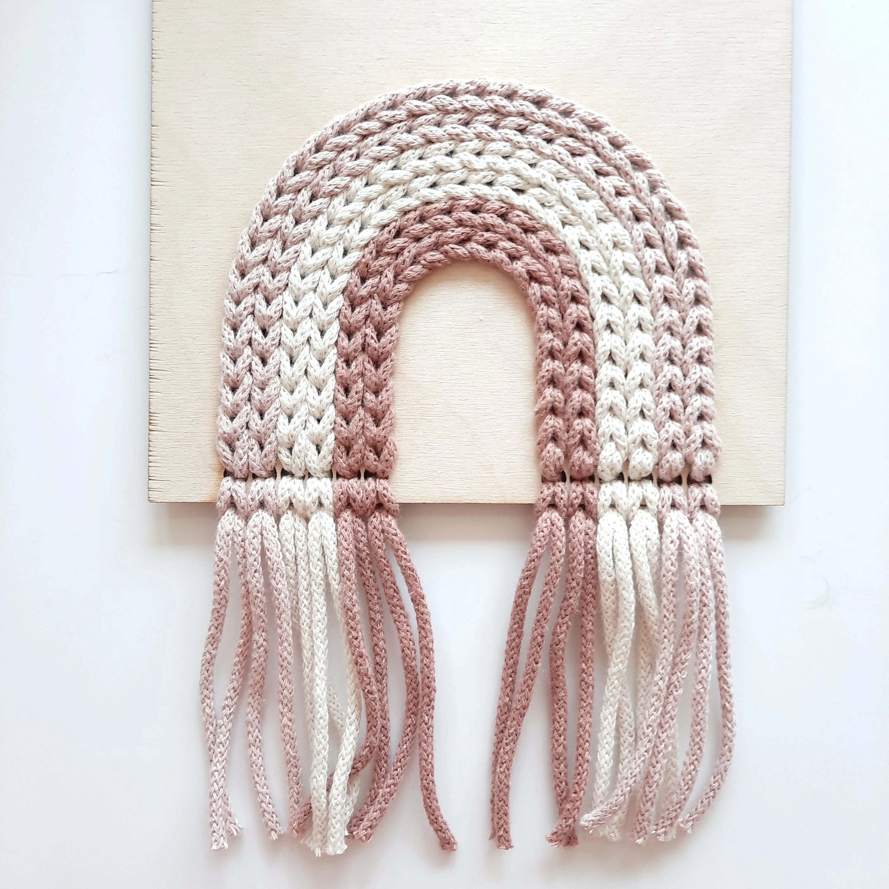 Holzregenbogen gehäkelt, Regenbogen aus Holz und Wolle, Regenbogen Holzrohling