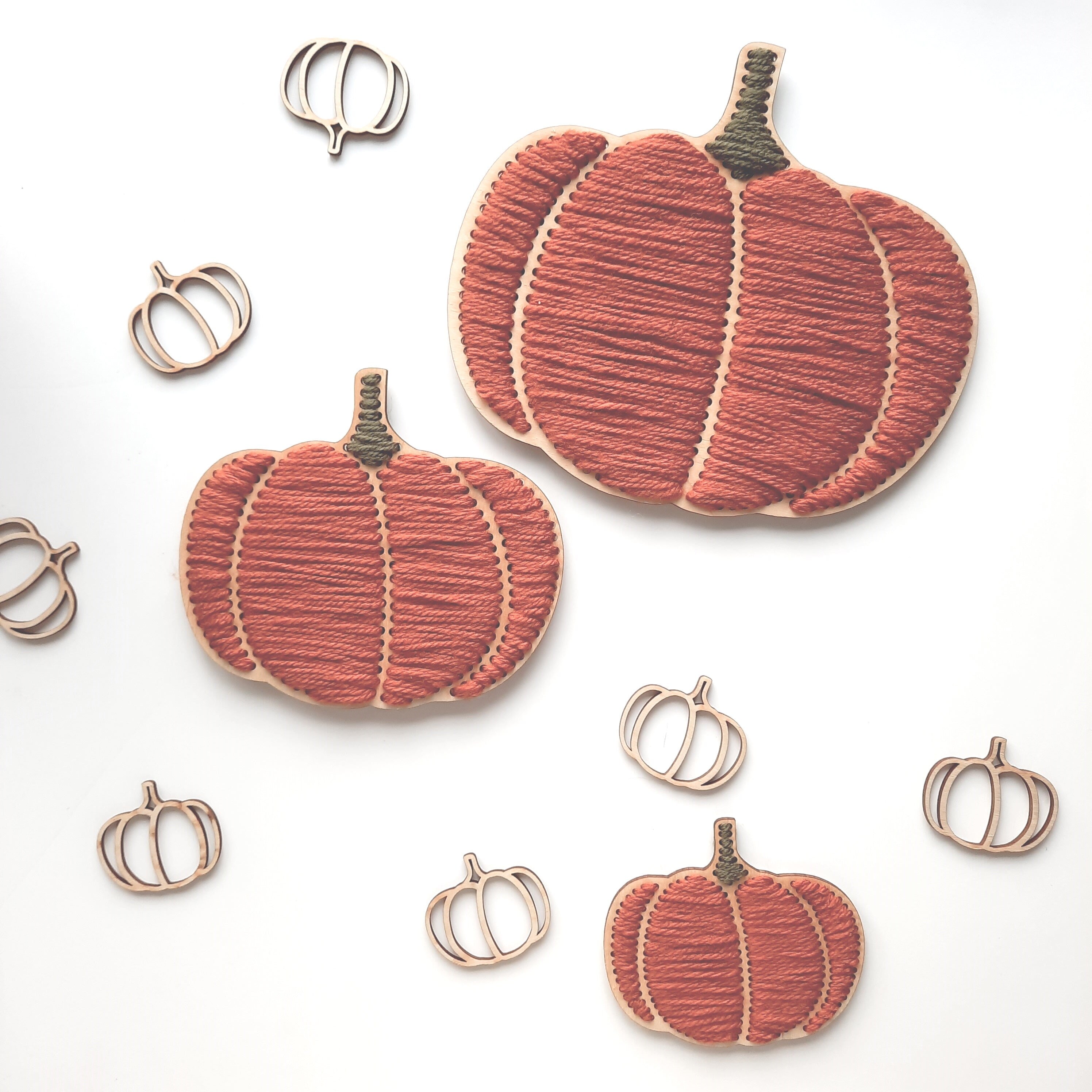 Kürbis gestickt, Kürbis aus Holz und Wolle, Kürbis Holzrohling, Herbstdekoration DIY, Kürbis zum Dekorieren, Zierkürbis