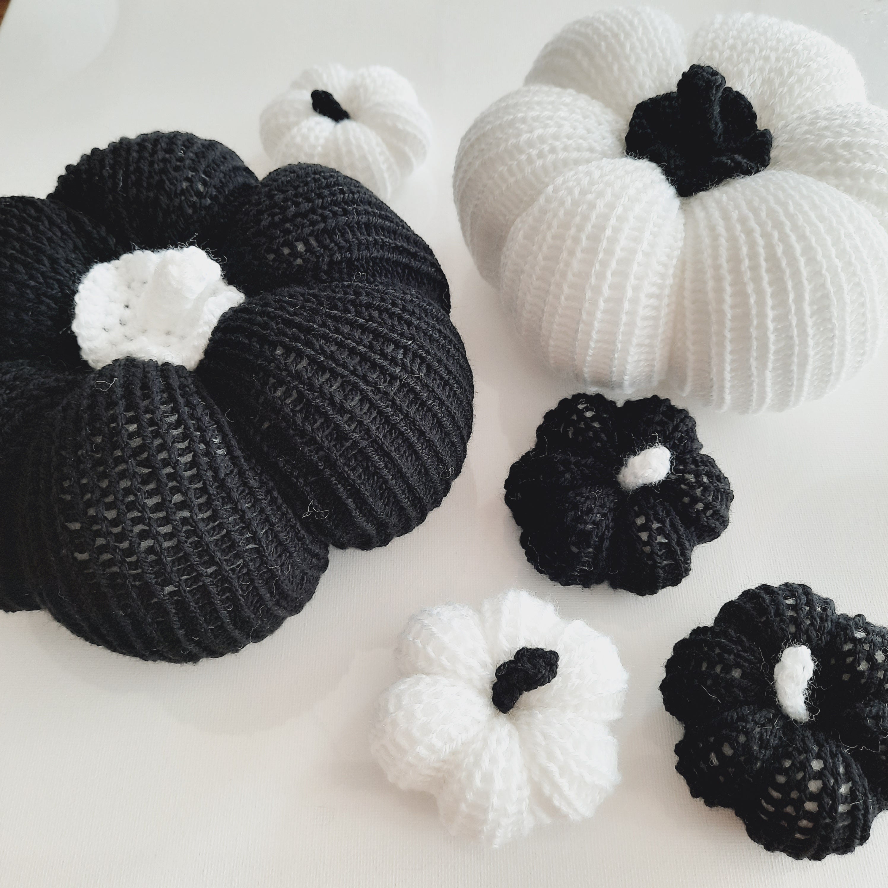 Skandi Style Kürbisse gestrickt Wohndekor Herbst Kürbis Deko Pumpkin decoration autumn fall knitted pumpkins