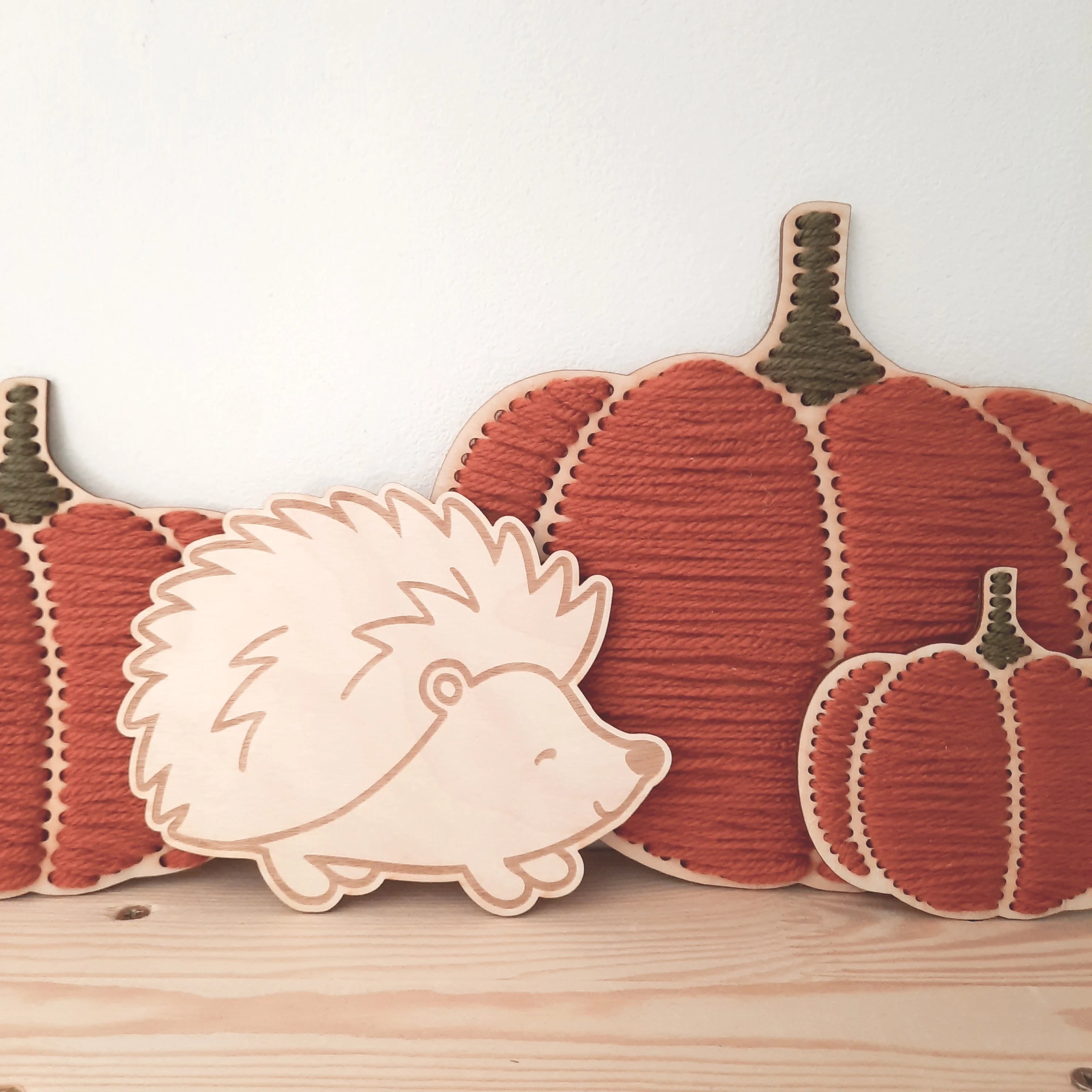 Igel Dekoration aus Holz, Igel fürs Kinderzimmer, süßer Igel Deko, Herbstdekoration Kinderzimmer