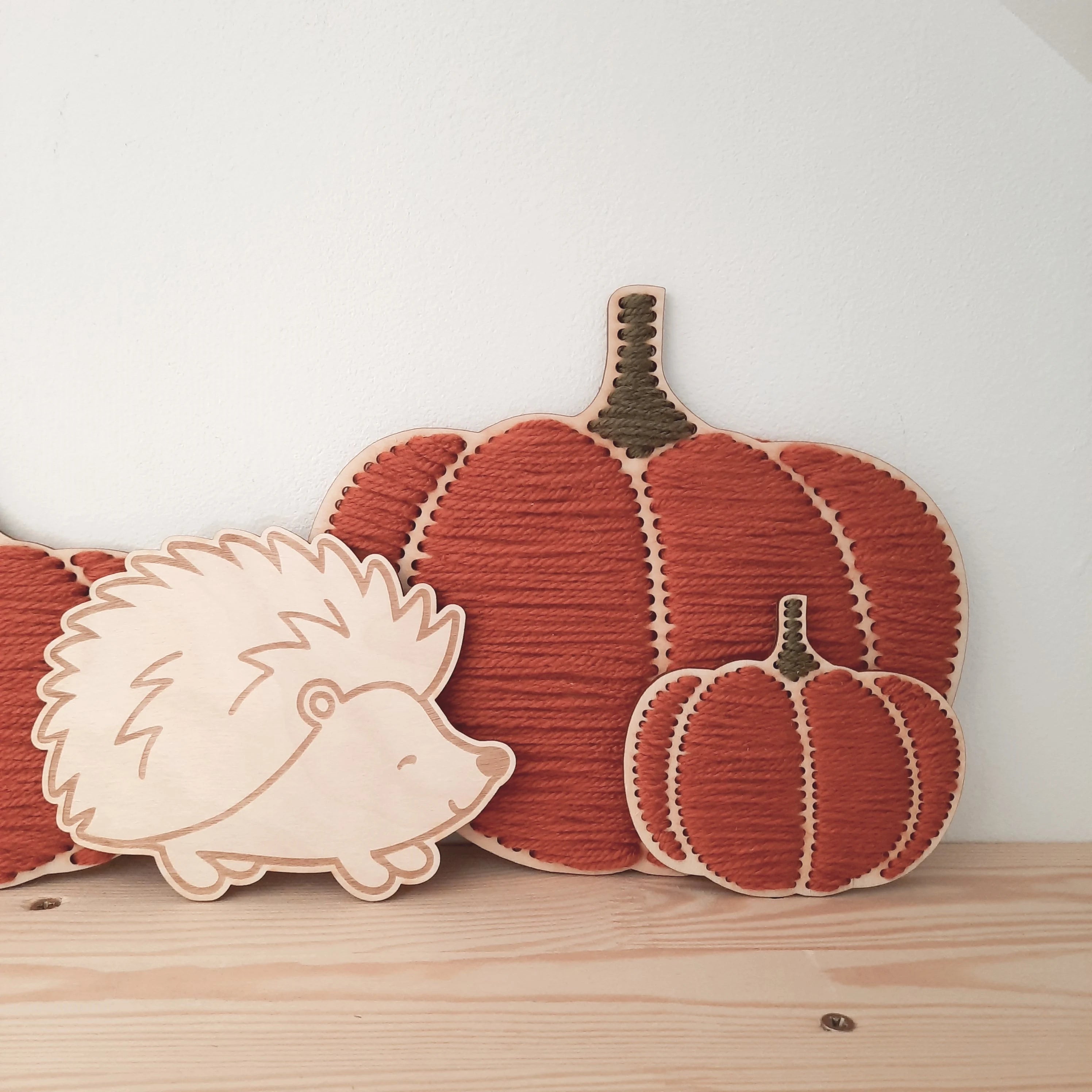 Igel Dekoration aus Holz, Igel fürs Kinderzimmer, süßer Igel Deko, Herbstdekoration Kinderzimmer