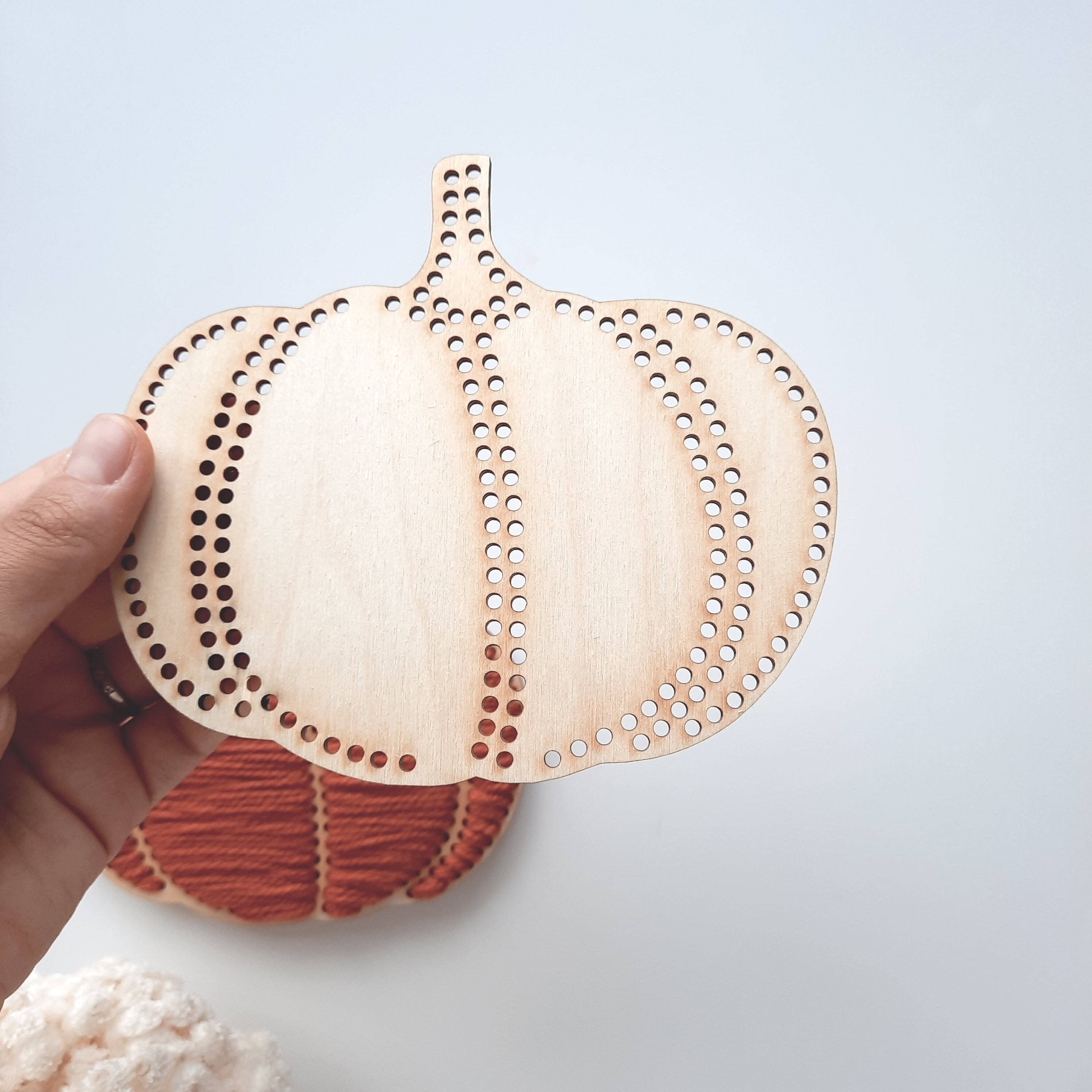 Kürbis gestickt, Kürbis aus Holz und Wolle, Kürbis Holzrohling, Herbstdekoration DIY, Kürbis zum Dekorieren, Zierkürbis