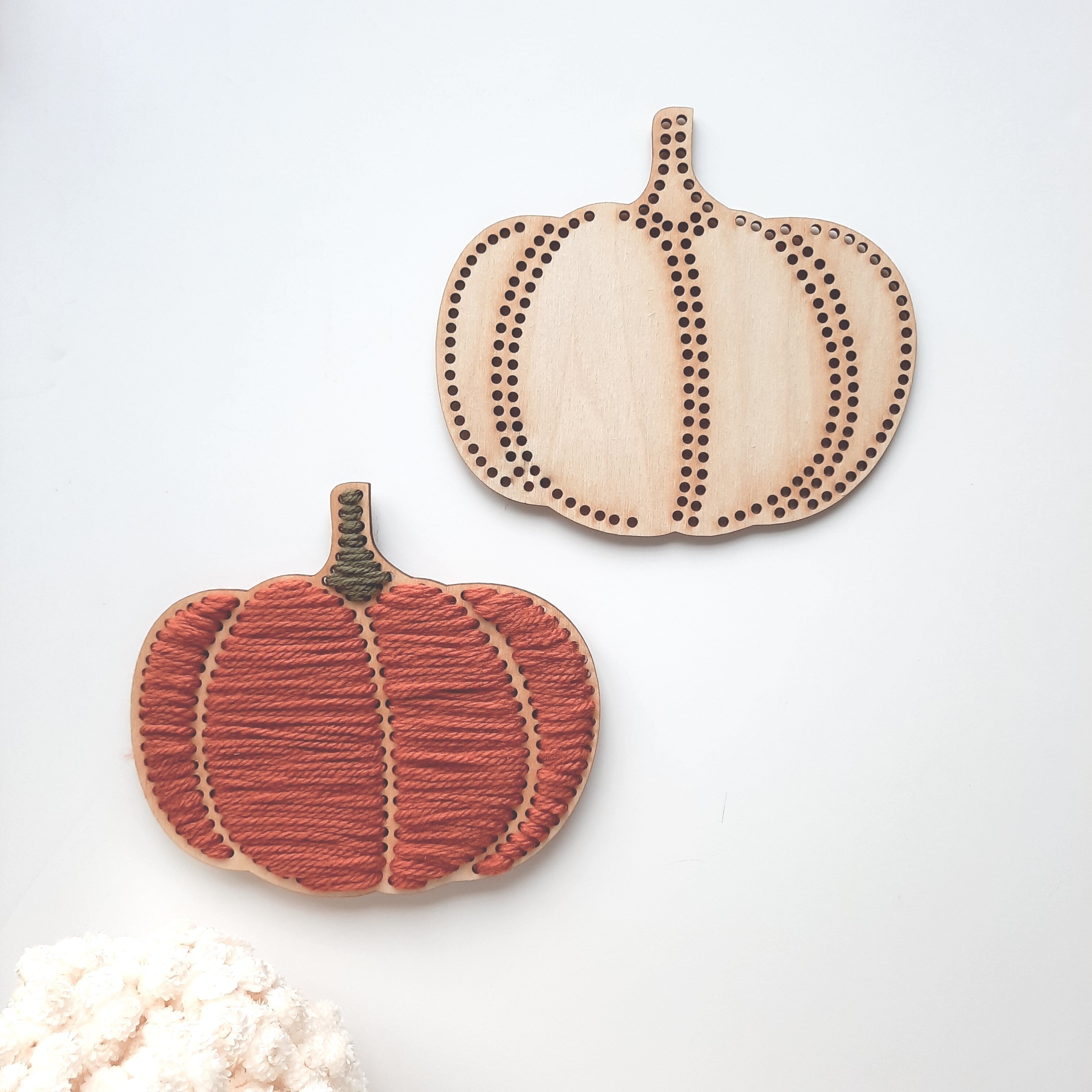 Kürbis gestickt, Kürbis aus Holz und Wolle, Kürbis Holzrohling, Herbstdekoration DIY, Kürbis zum Dekorieren, Zierkürbis