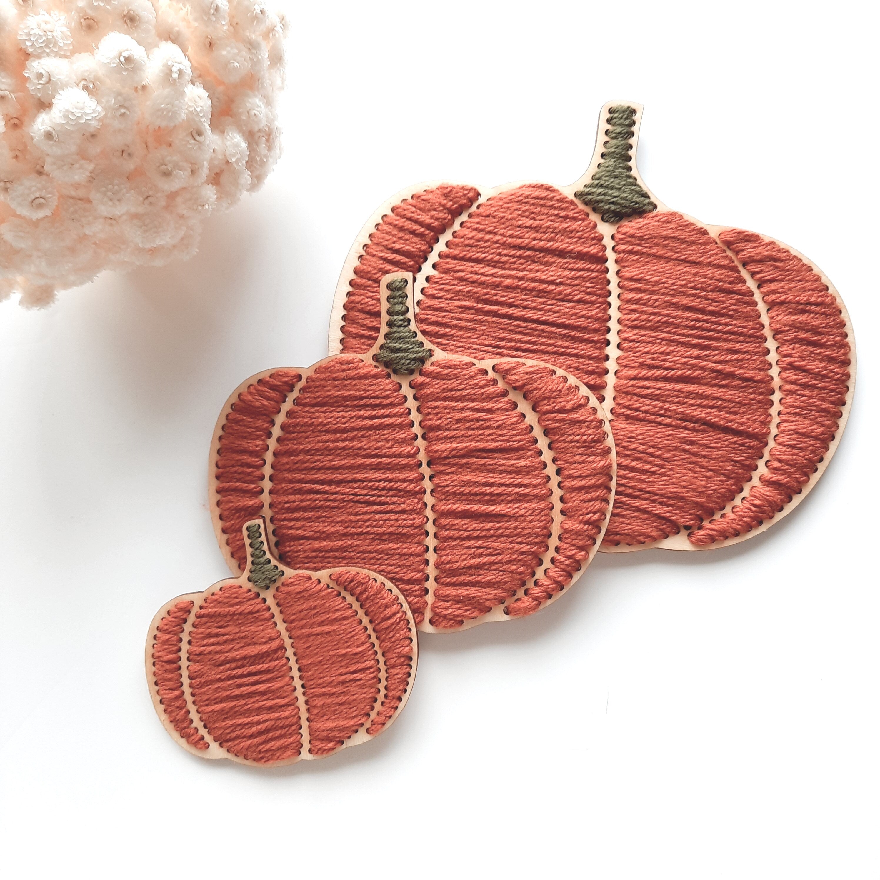 Kürbis gestickt, Kürbis aus Holz und Wolle, Kürbis Holzrohling, Herbstdekoration DIY, Kürbis zum Dekorieren, Zierkürbis