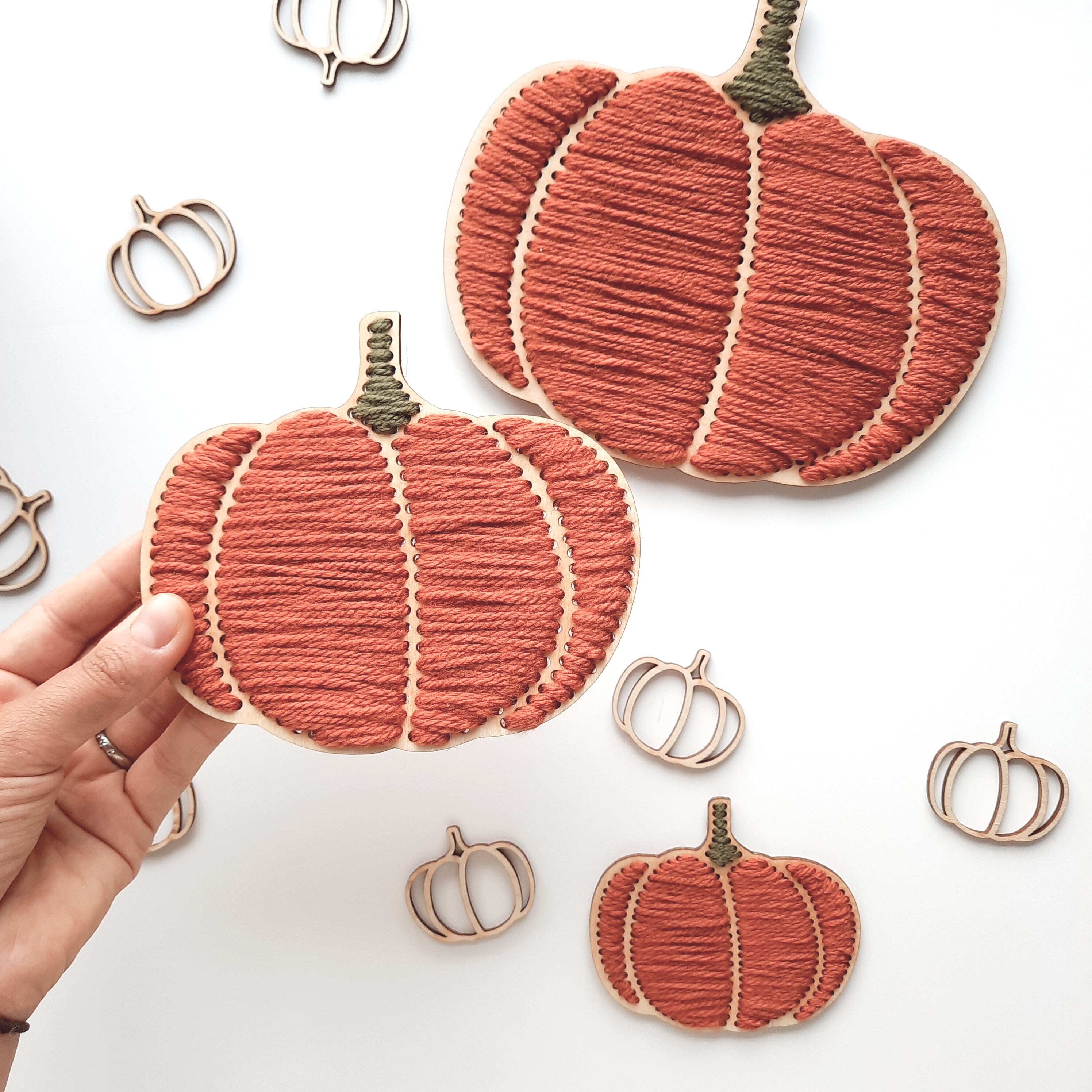 Kürbis gestickt, Kürbis aus Holz und Wolle, Kürbis Holzrohling, Herbstdekoration DIY, Kürbis zum Dekorieren, Zierkürbis