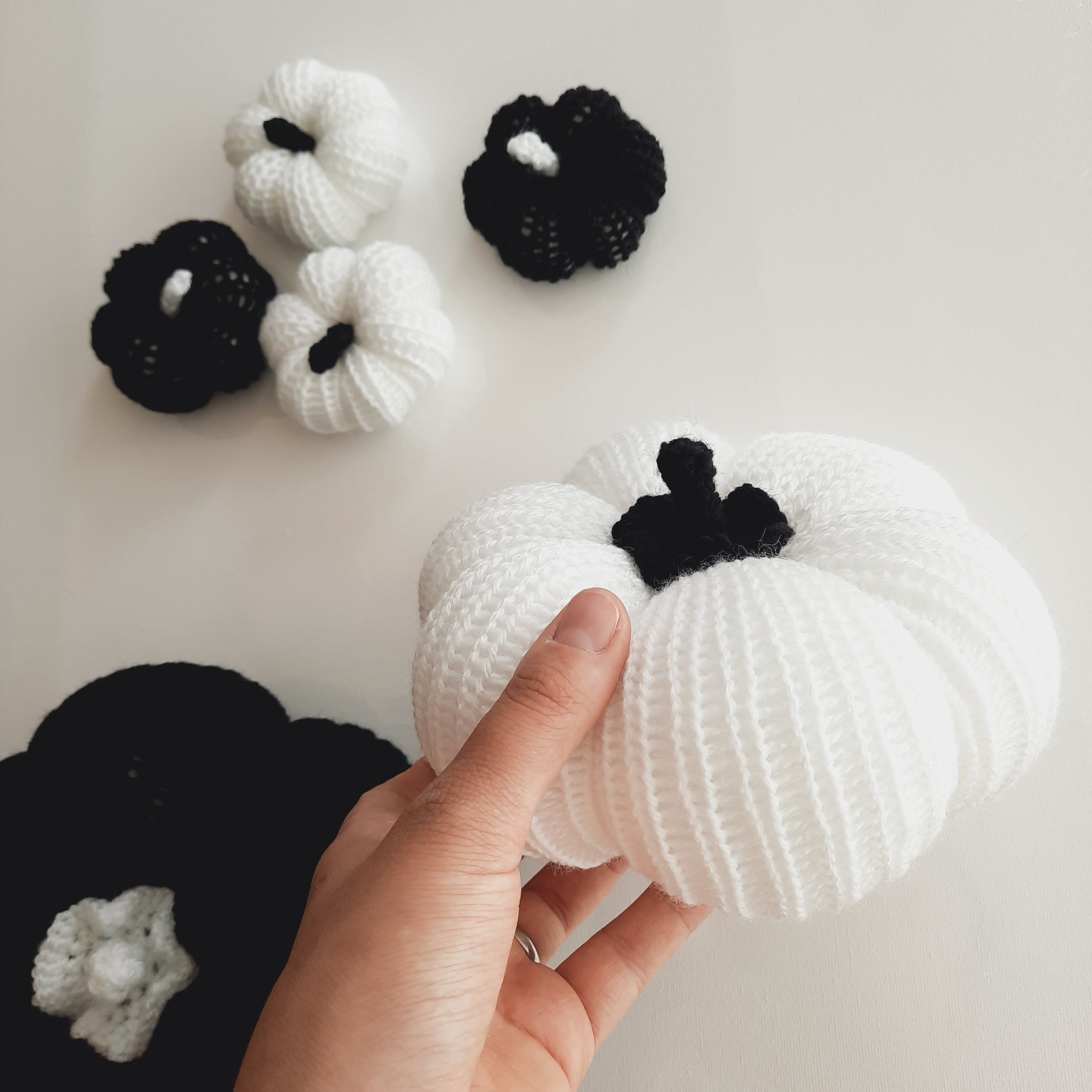 Skandi Style Kürbisse gestrickt Wohndekor Herbst Kürbis Deko Pumpkin decoration autumn fall knitted pumpkins
