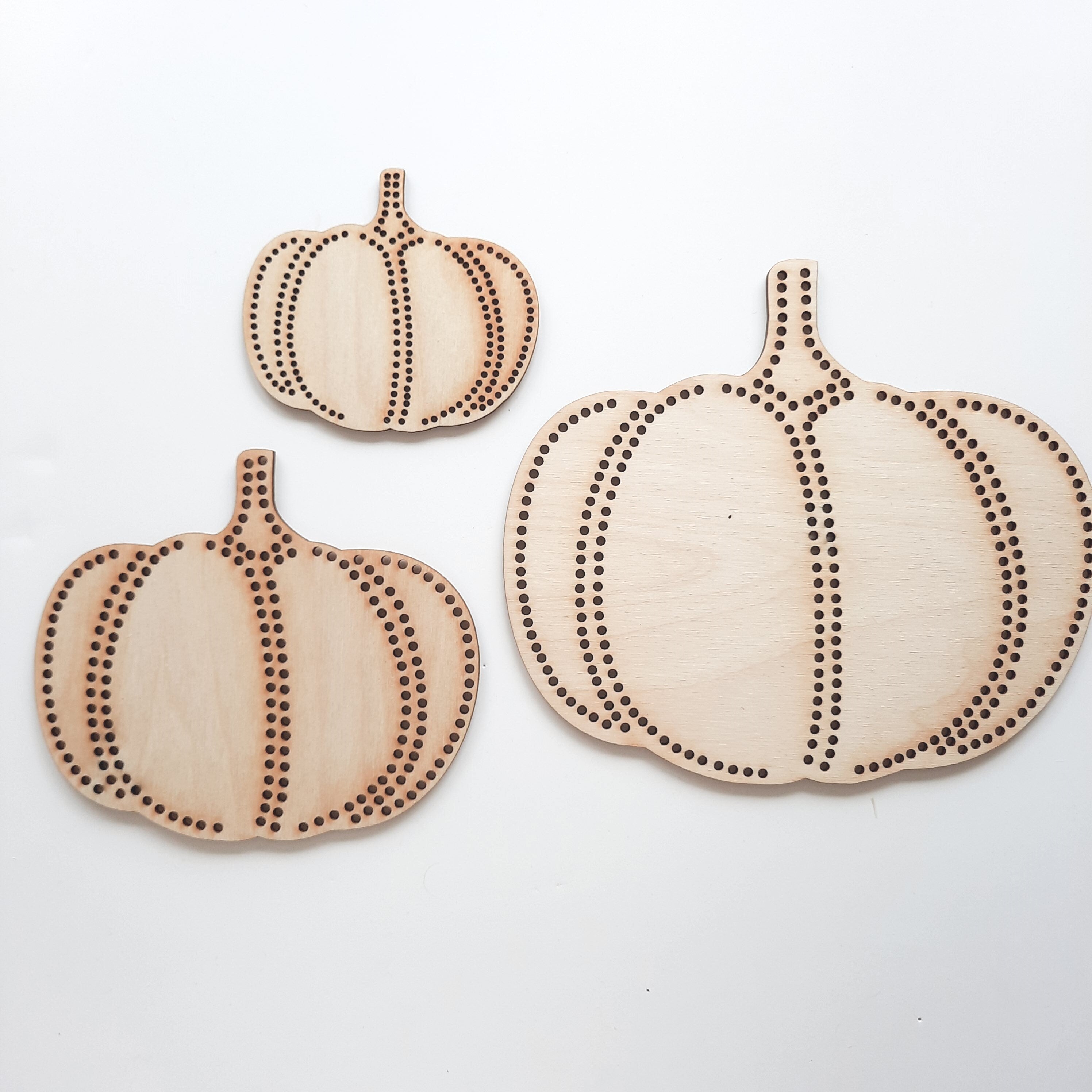 Kürbis gestickt, Kürbis aus Holz und Wolle, Kürbis Holzrohling, Herbstdekoration DIY, Kürbis zum Dekorieren, Zierkürbis