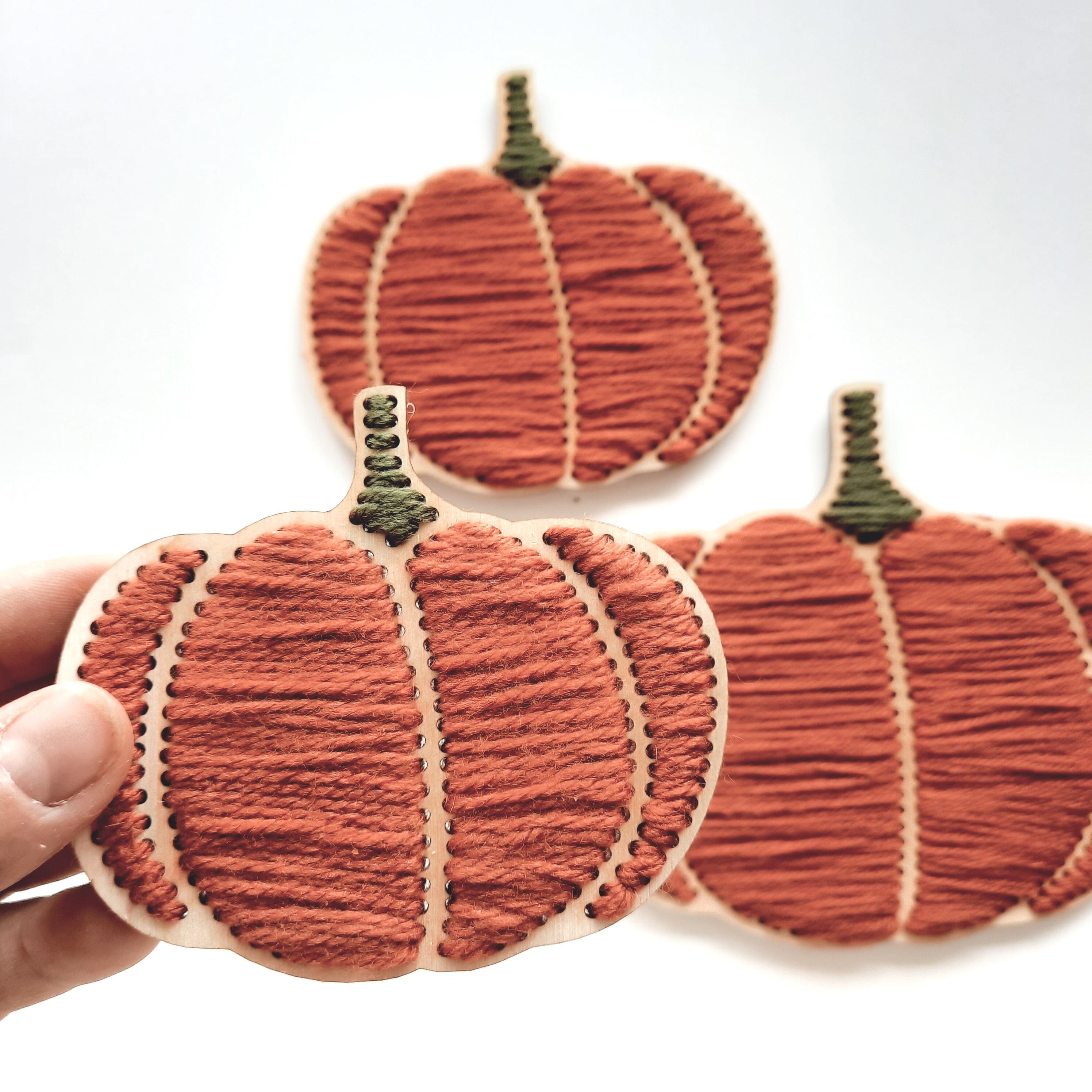 Kürbis gestickt, Kürbis aus Holz und Wolle, Kürbis Holzrohling, Herbstdekoration DIY, Kürbis zum Dekorieren, Zierkürbis