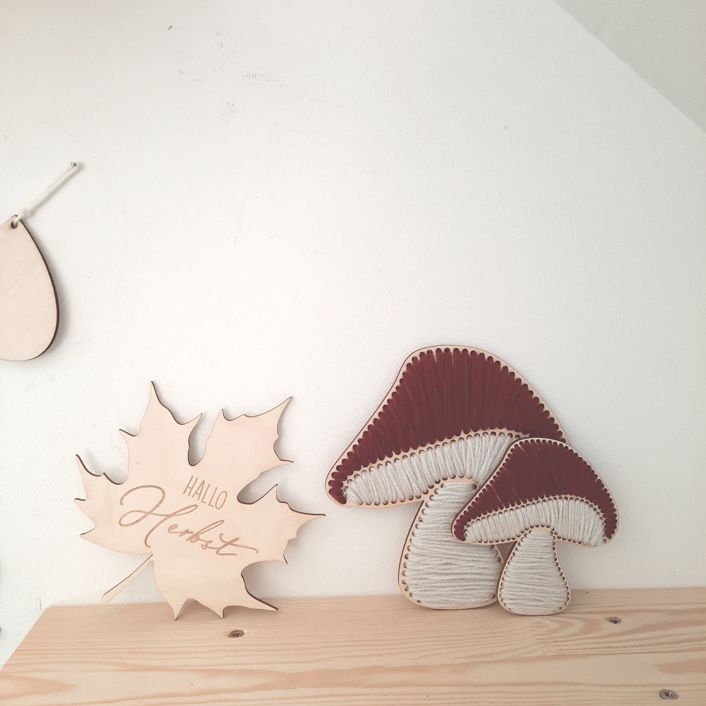 Pilz gestickt, Pilz aus Holz und Wolle, Pilz Holzrohling, Herbstdekoration DIY, Pilz zum Dekorieren