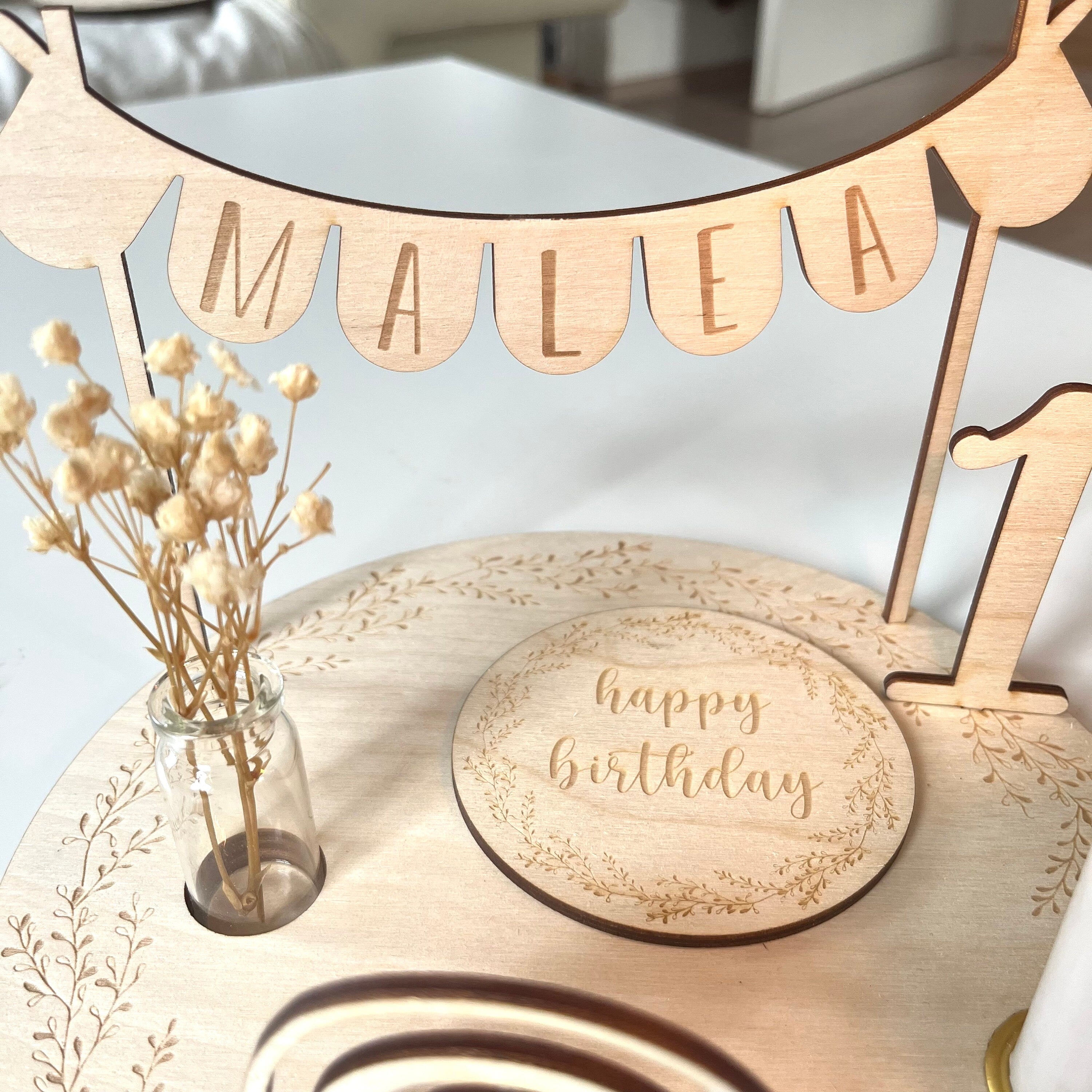 Personalisierter Geburtstagsteller mit Vase und Kerze und Blätterkranz, Kerzenplatte, Geburtstagsbrettchen, Geburtstagskranz, Tischdeko